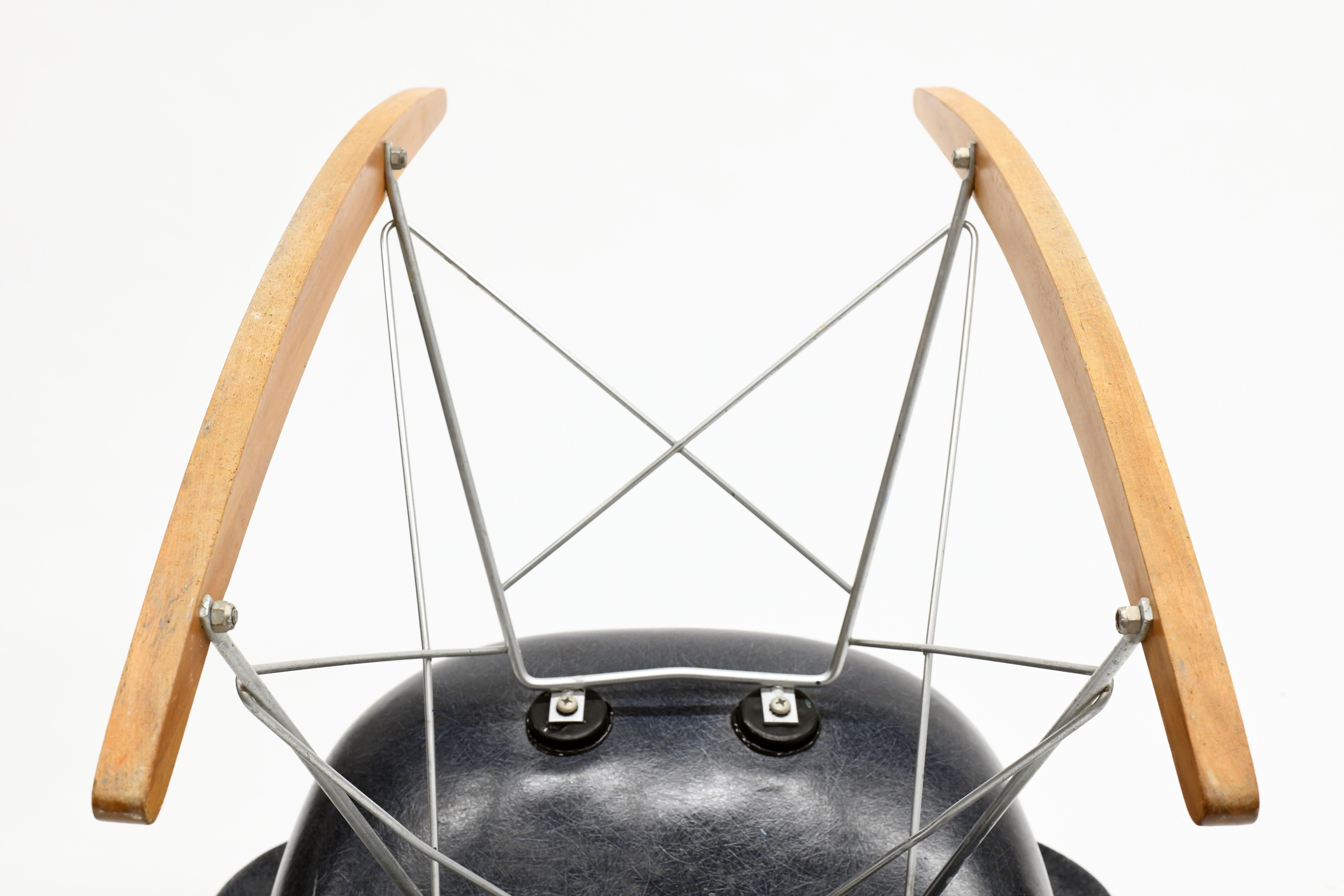 Chaise à bascule originale Eames en fibre de verre RAR d'Herman Miller en bleu marine 11