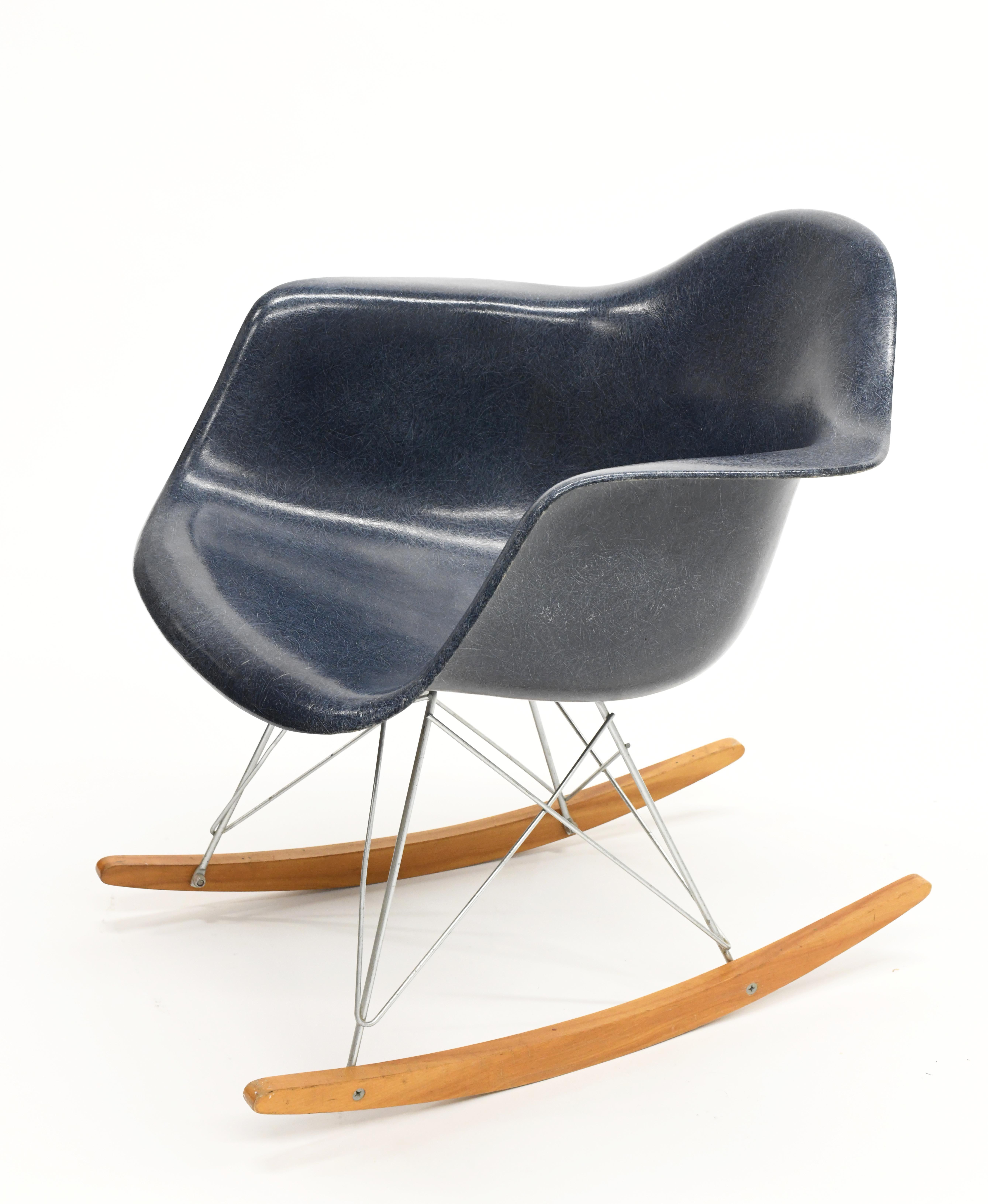 Originaler Vintage-Schaukelstuhl von Charles & Ray Eames für Herman Miller. Der Sockel ist ein Original und keine Nachbildung. Die Stoßdämpferbefestigungen sind in gutem Zustand. Der Stuhl wurde 1962 von Herman Miller erworben.