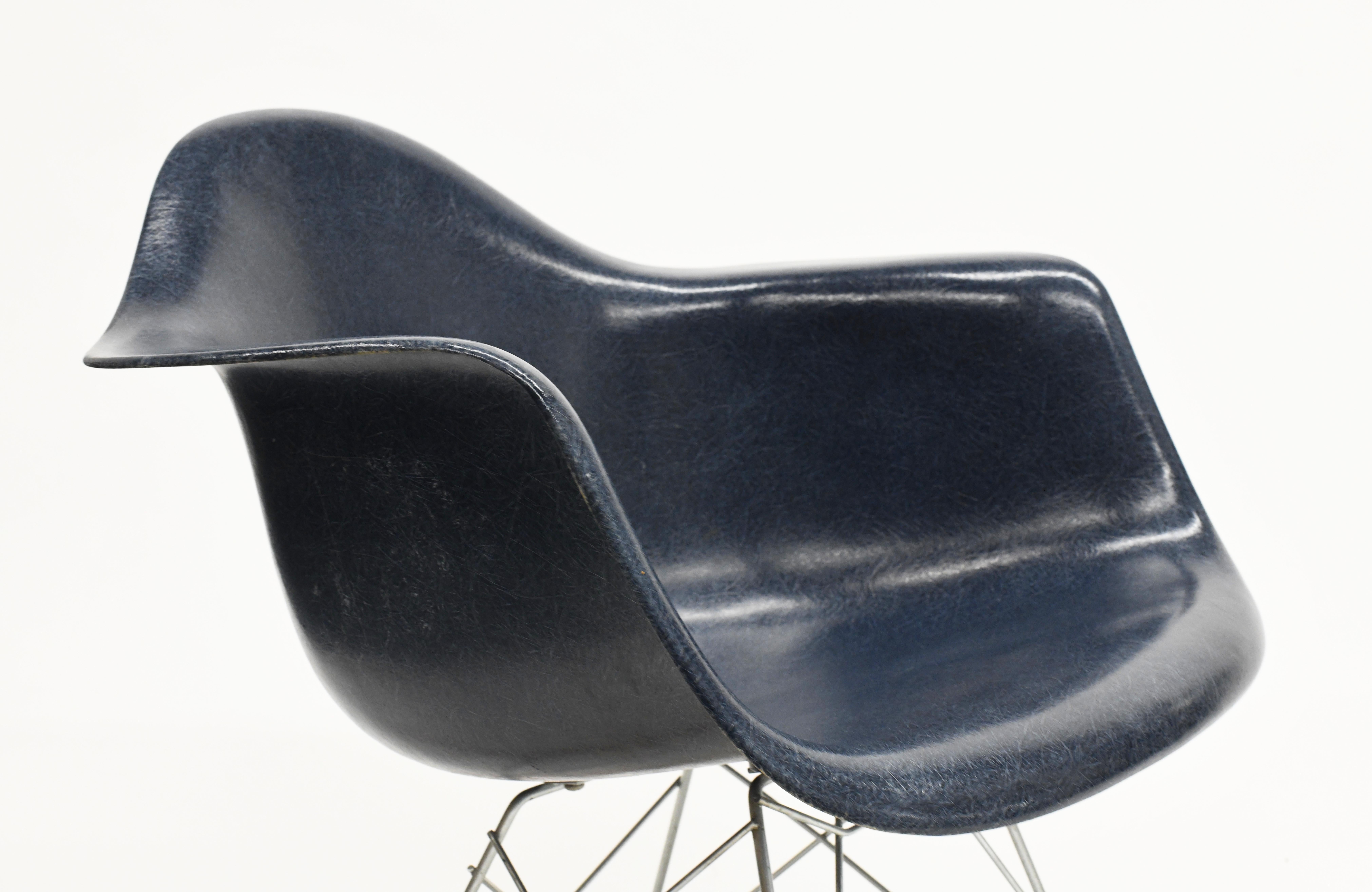 Chaise à bascule originale Eames en fibre de verre RAR d'Herman Miller en bleu marine 1