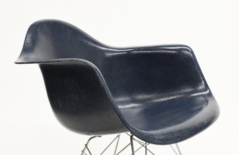 Original Herman Miller Eames Fiberglass RAR Rocking Chair in Navy Blue For Sale 1