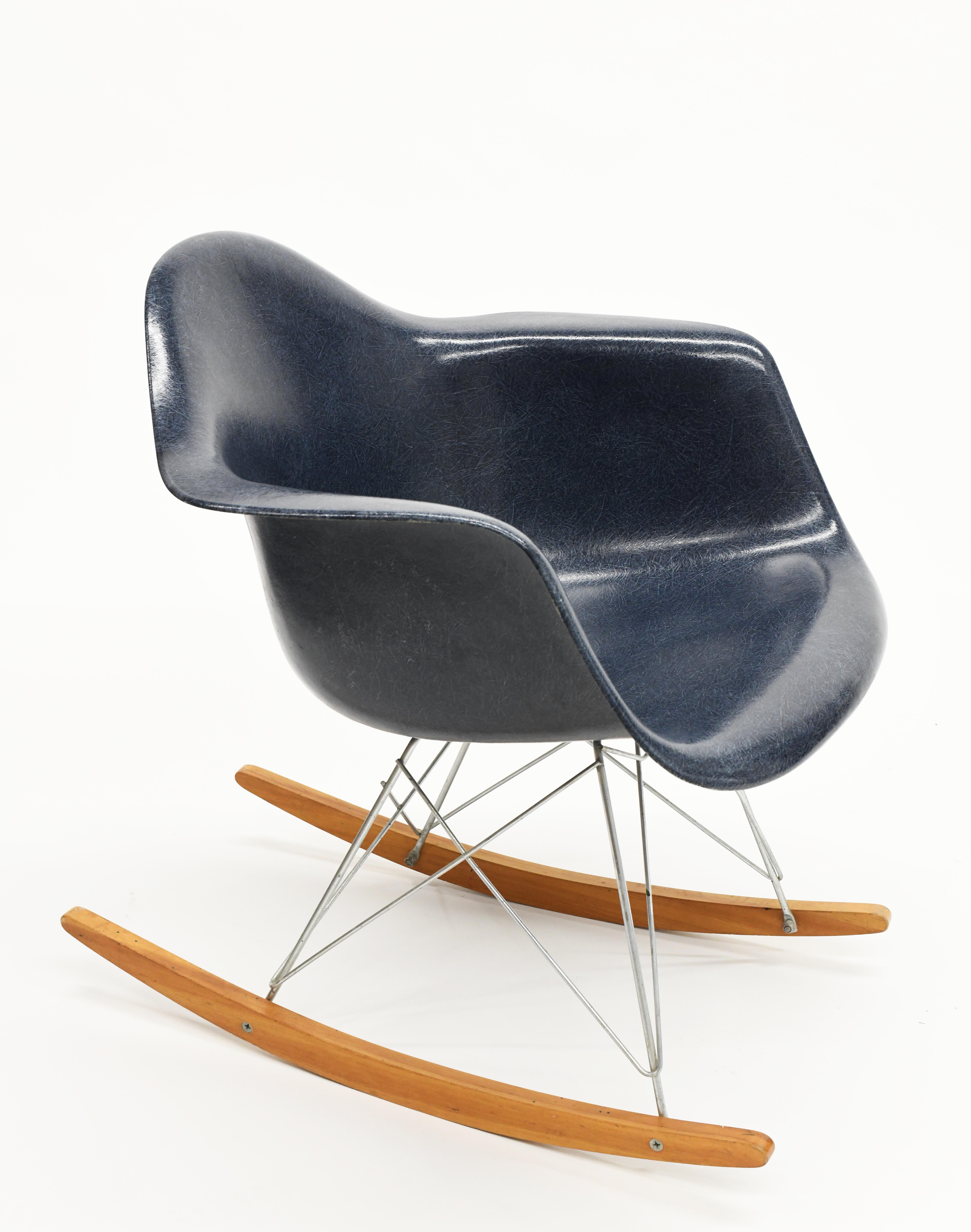 Chaise à bascule originale Eames en fibre de verre RAR d'Herman Miller en bleu marine 2