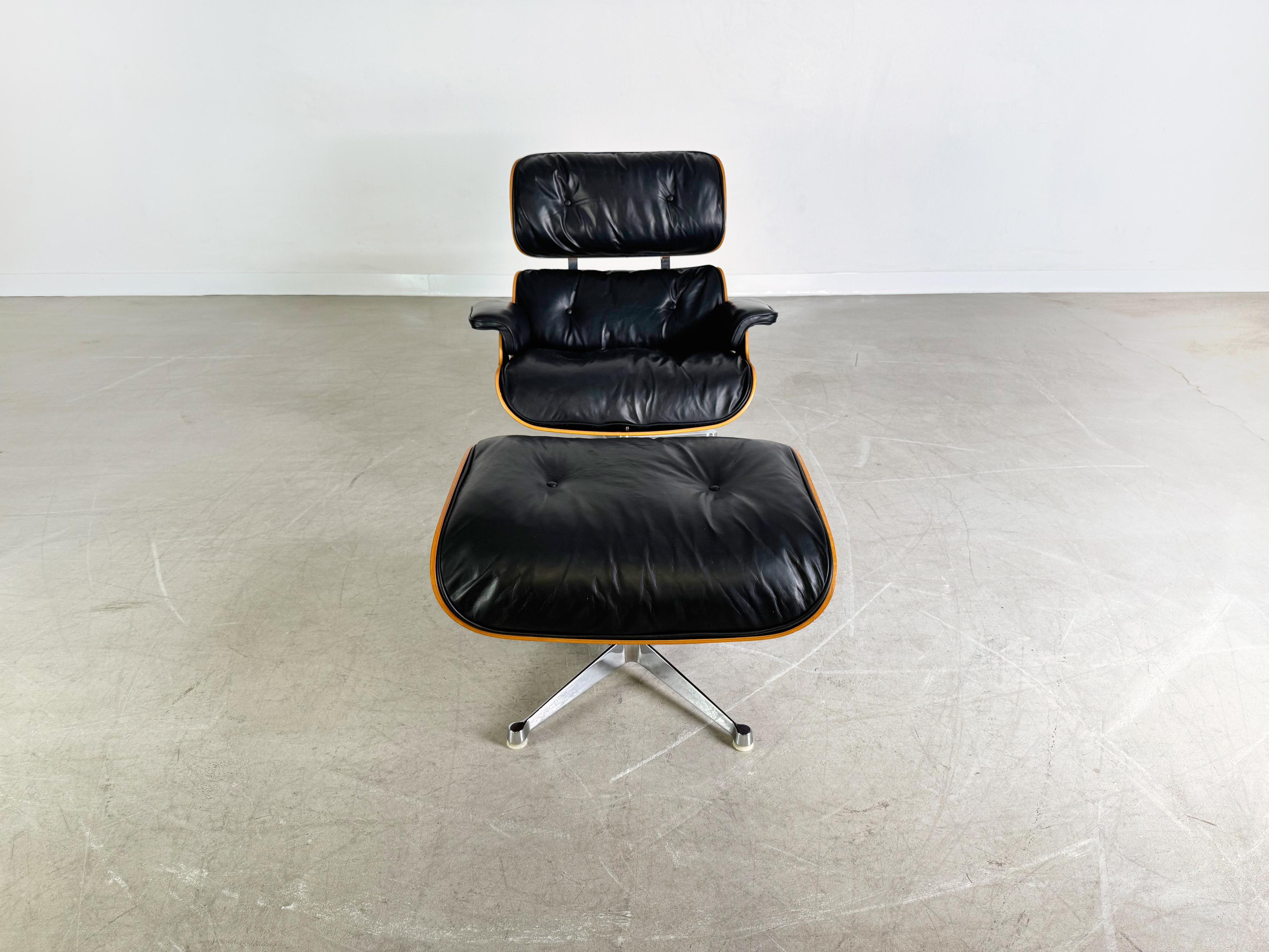 Wir bieten einen wunderschönen originalen Eames Lounge chair inkl. Ottoman von Hermann MIller aus dem Jahr 1969 zum Verkauf an. Das Design stammt von Charles und Ray Eames und gilt als eines der bekanntesten Entwürfe des Design Duos. Die Eames