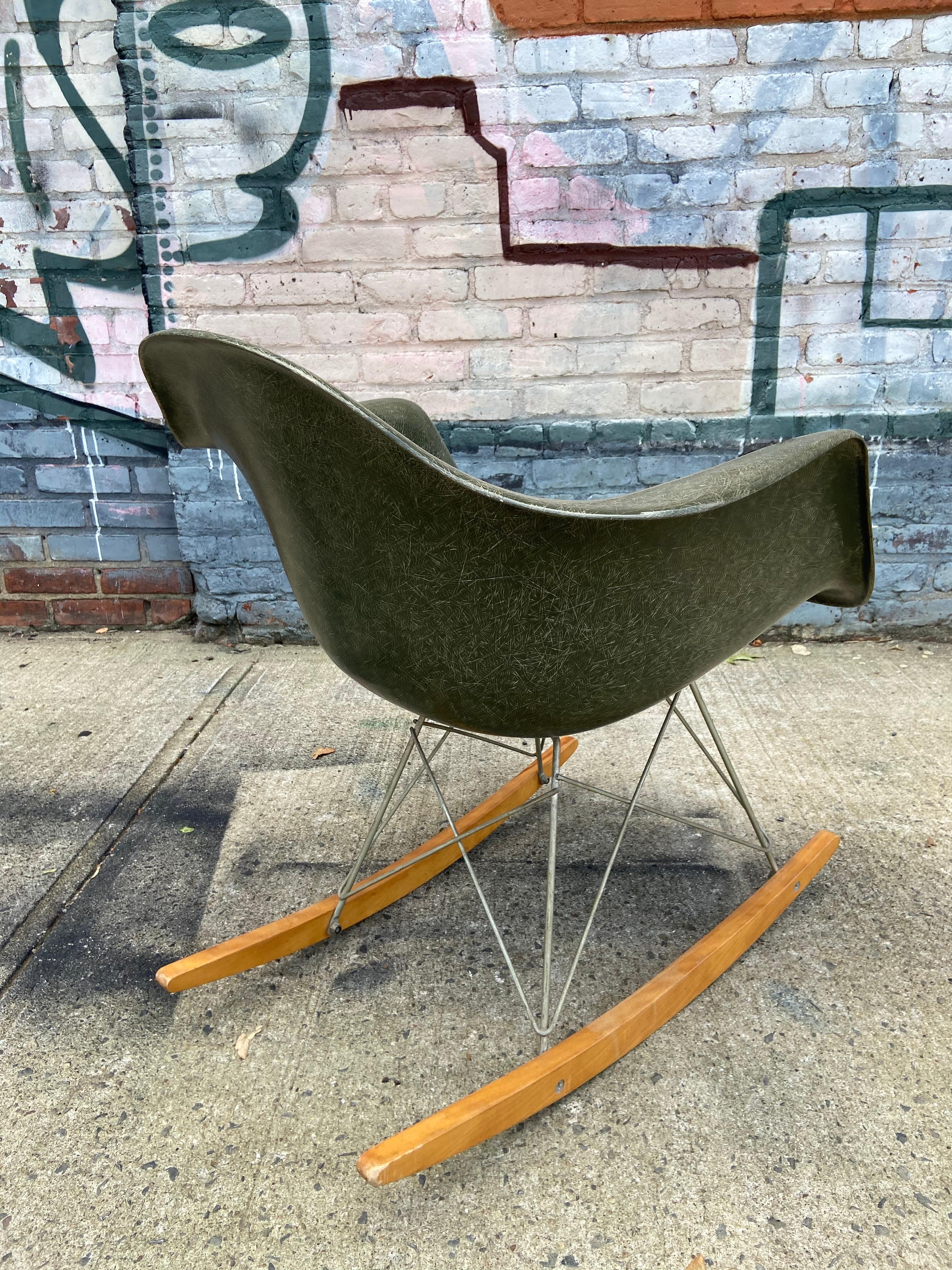 Mid-Century Modern Herman Miller Eames RAR Rocking Chair in Olive Green