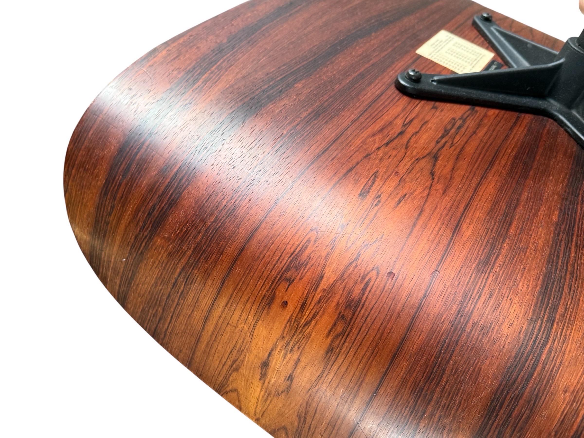 Ottomana originale Herman Miller Eames in legno di rosa In condizioni buone in vendita a Brooklyn, NY