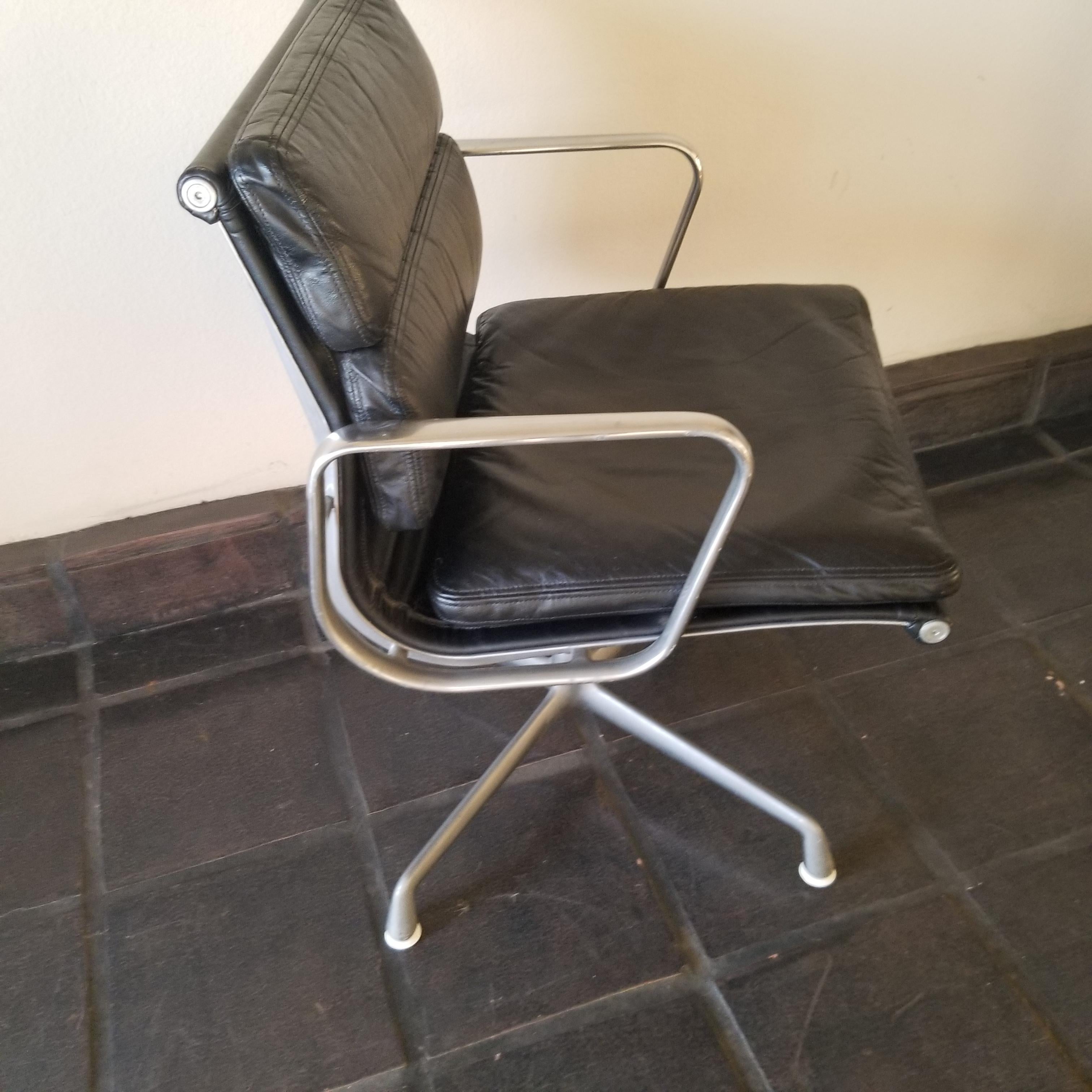 Classic vintage original Herman Miller Eames soft pad management side office chair black leather in vintage condition
Eames Classic design soft pad chair in black leather by Charles and Ray Eames designed 1969
Called the Soft Pad for the aluminum