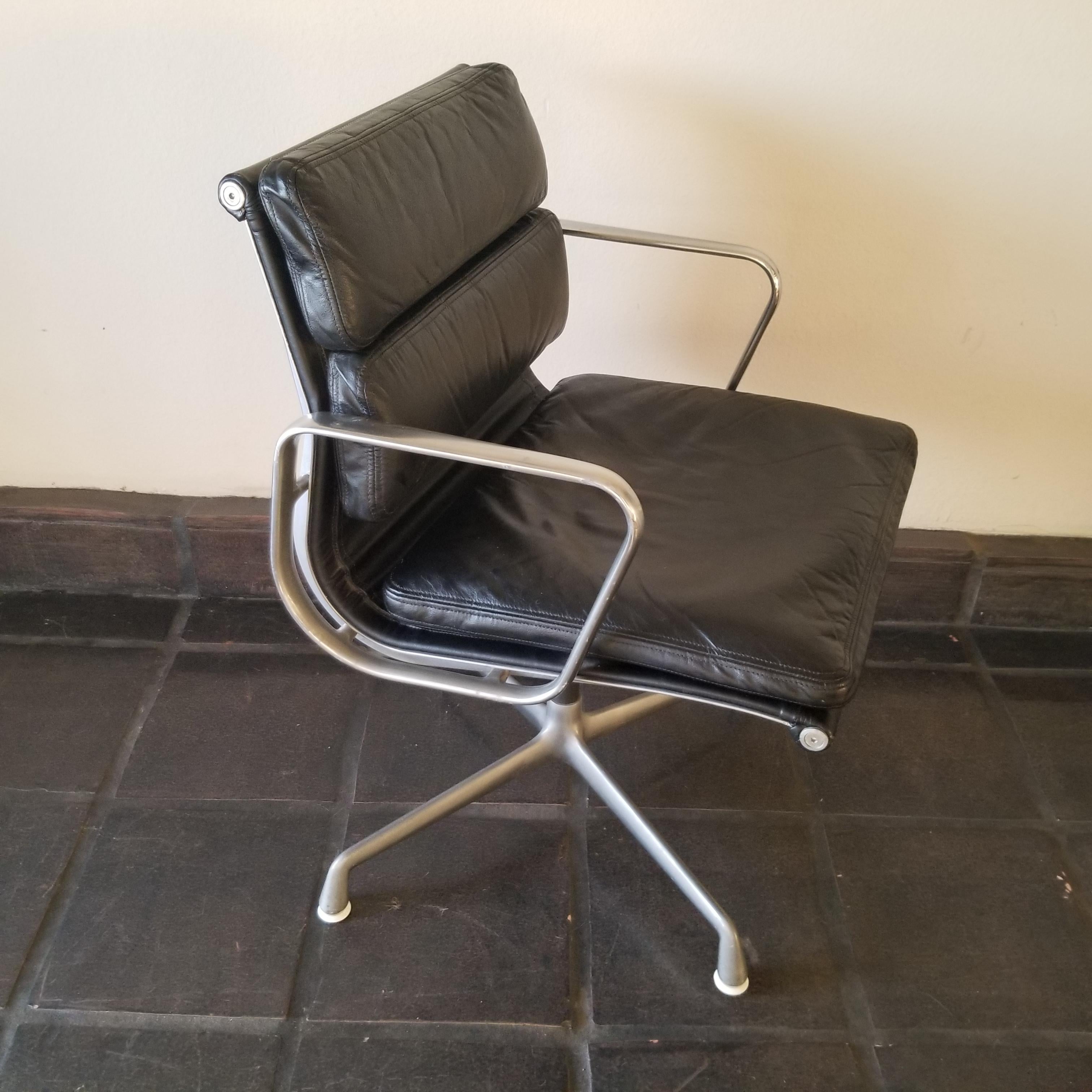 Original Herman Miller Eames Soft Pad Management Side Chair Black Leather, 1970s In Good Condition In Chula Vista, CA