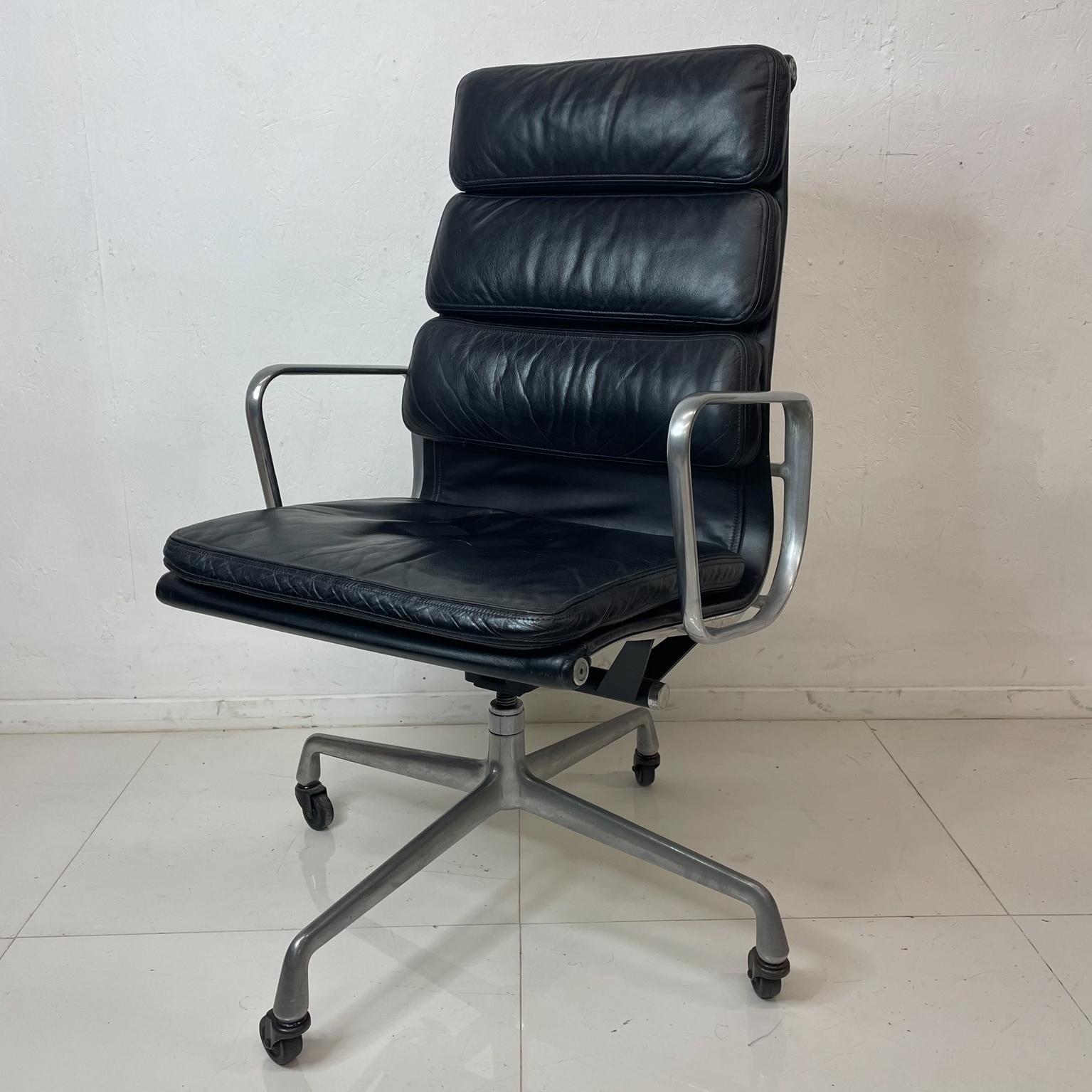 Executive Desk Chair
Classic vintage original Herman Miller Eames soft pad Aluminum Group executive chair black leather in vintage condition
Eames classic design soft pad chair in black leather and canvas by Charles and Ray Eames designed