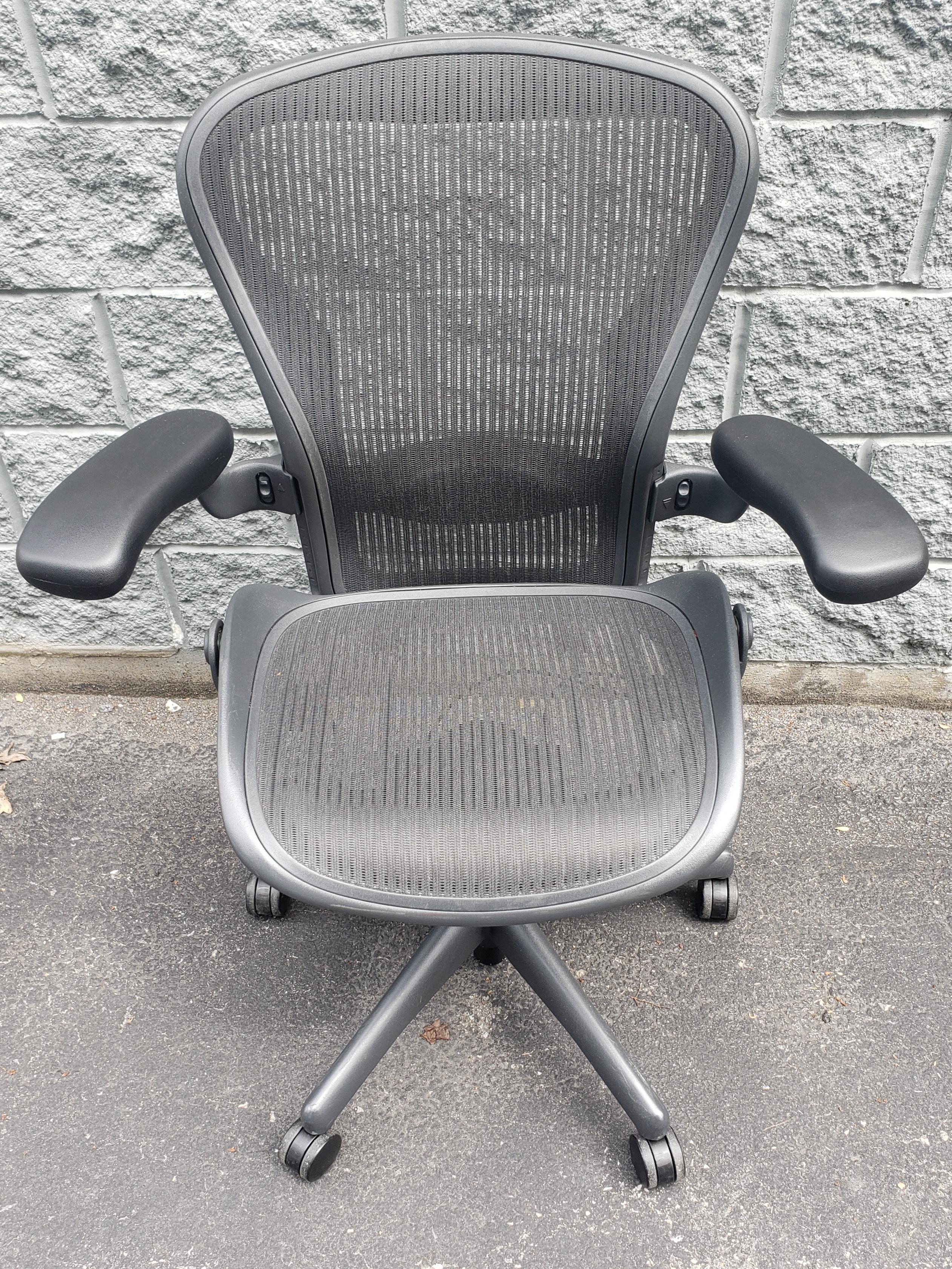 Original Herman Miller Fully Adjustable Classic Aeron Chair (en anglais) Bon état - En vente à Germantown, MD