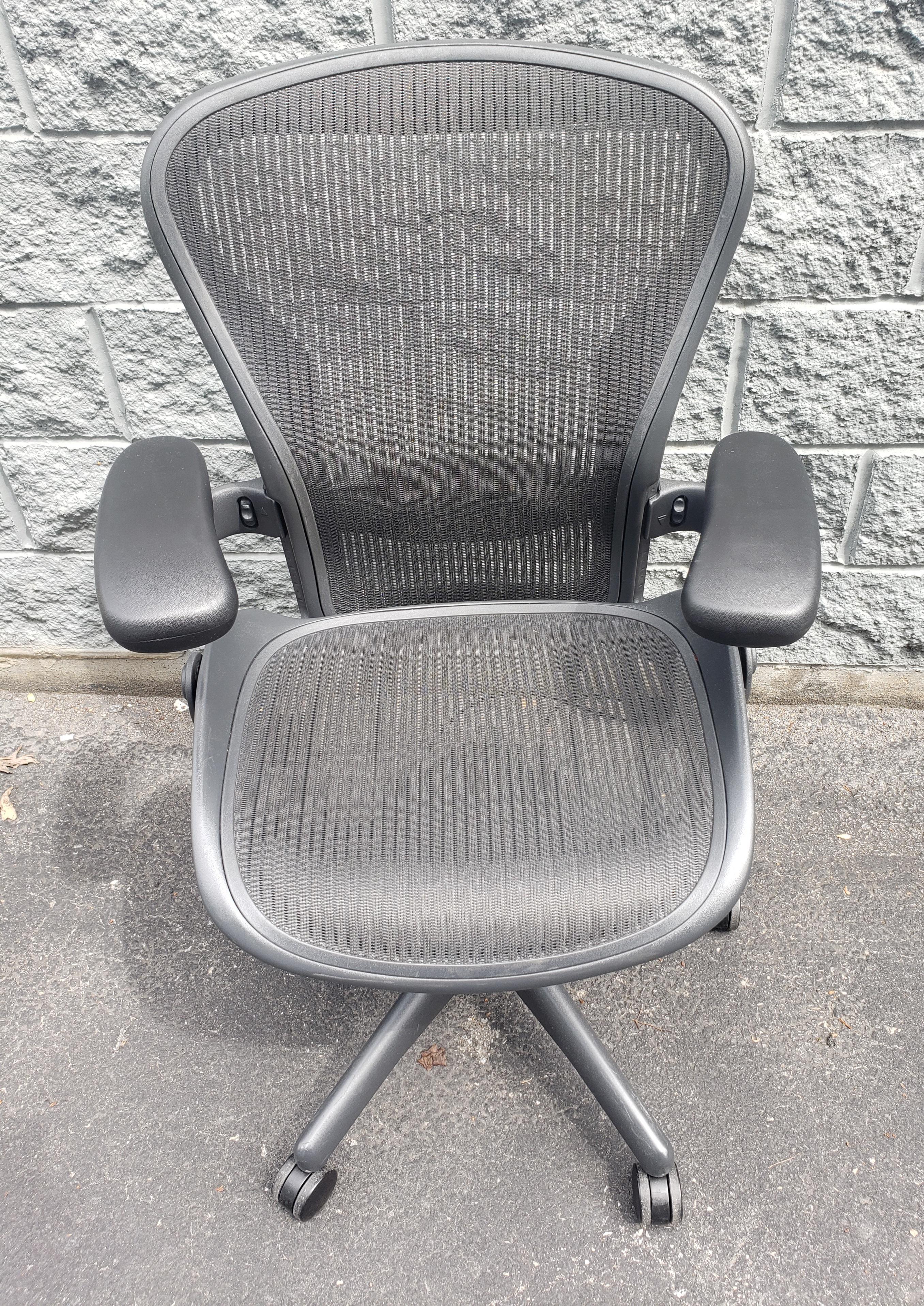 20ième siècle Original Herman Miller Fully Adjustable Classic Aeron Chair (en anglais) en vente