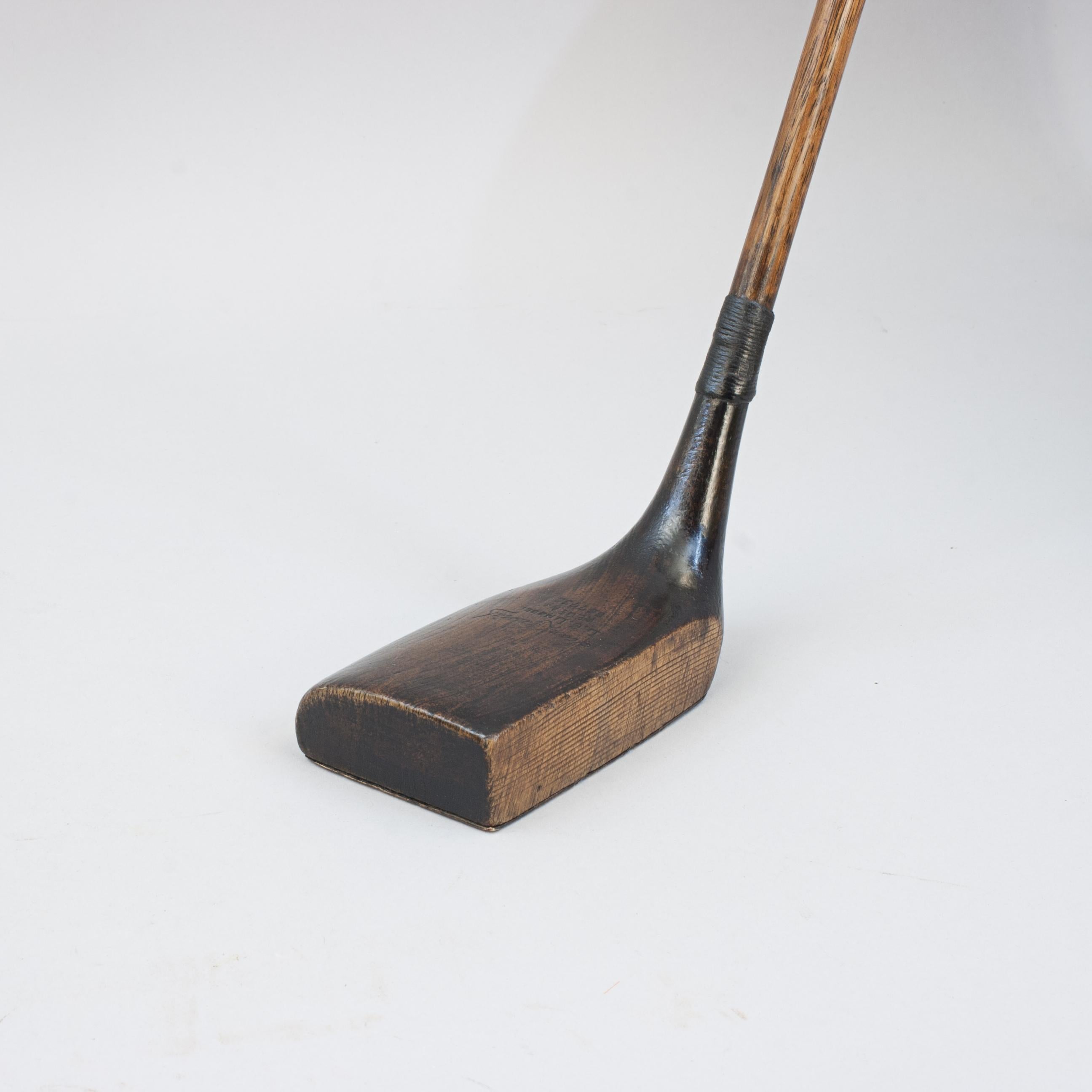 Antiker Gassiat, Chantilly Putter.
Ein gutes Beispiel für einen 'Jean Gassiat' Chantilly Putter mit Hickory-Schaft und ledernem 'Pistolengriff'. Auf der Oberseite dieses Schlägerkopfes ist unverkennbar der Autogrammstempel 'Jean Gassiat' mit dem