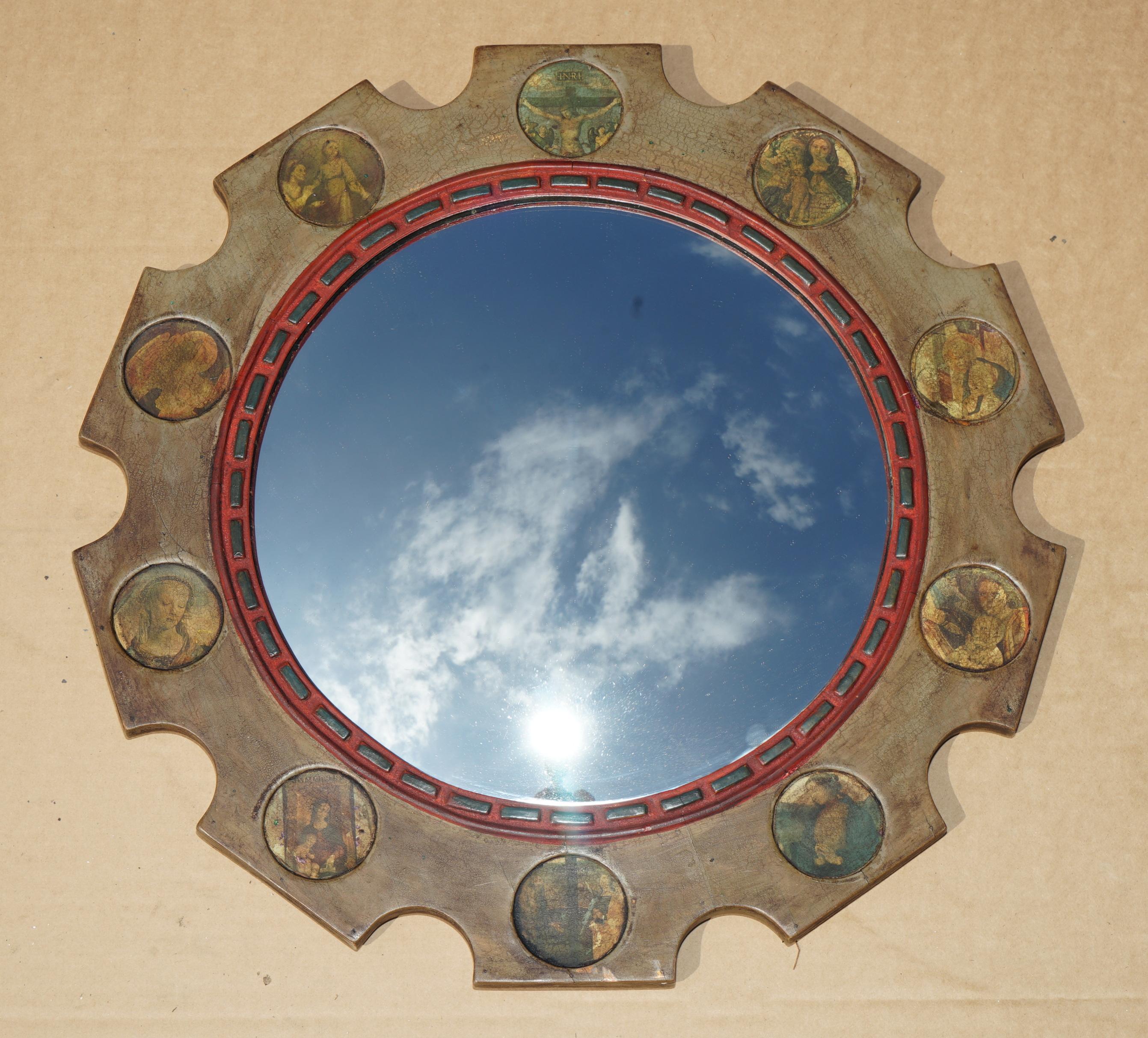 Royal House Antiques è lieta di offrire in vendita questo decoratissimo specchio da parete dei maggiordomi in vetro convesso italiano con ritratti religiosi dipinti. 

Le spese di spedizione indicate sono solo indicative e coprono solo la zona M25