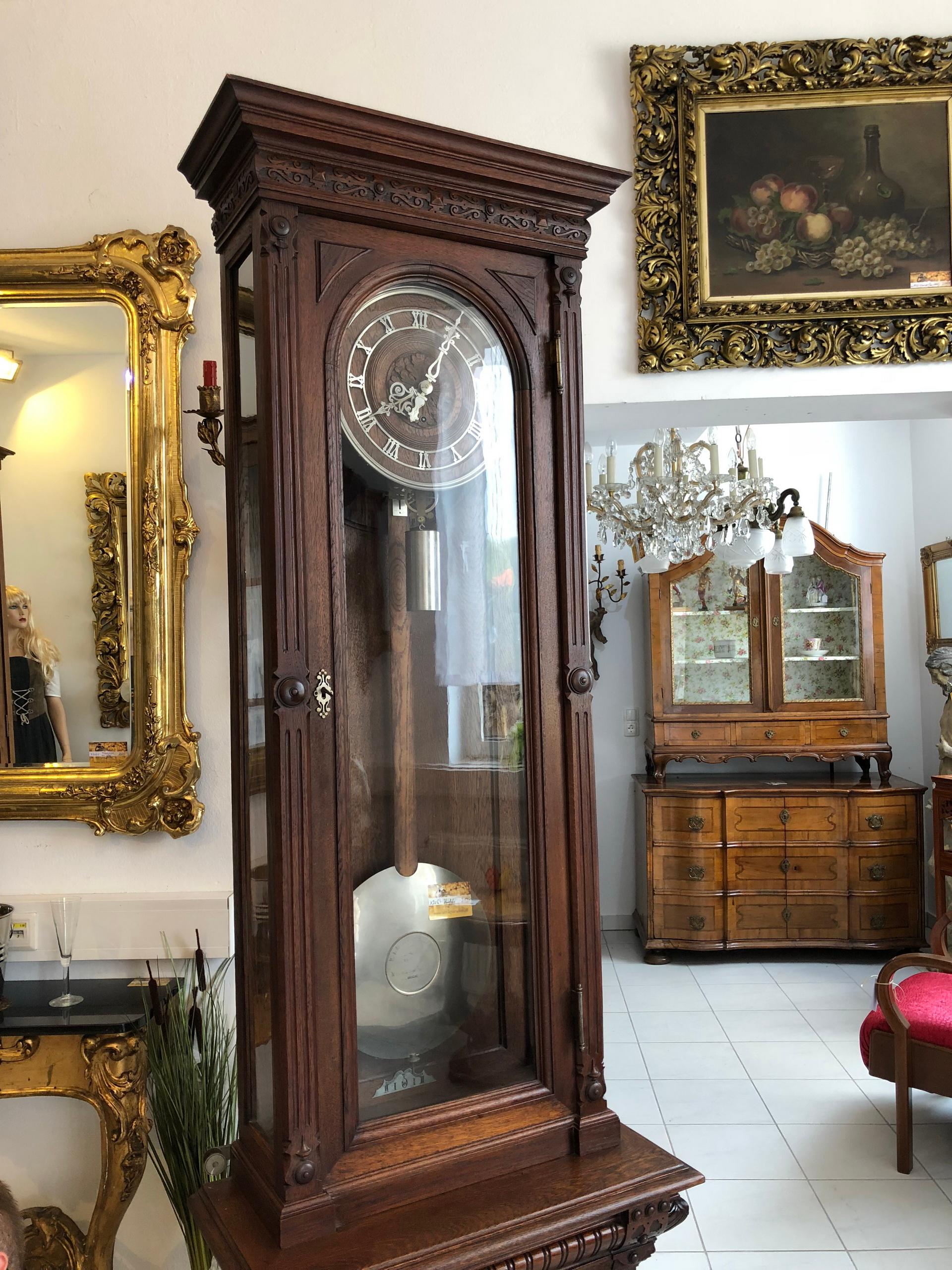 Antique wall clock from the time of historicism - one pendulum. Works for about a month for one wind up circle.
Original clock from the 1880s with an outstanding mechanism. The pendulum clock is well preserved, functional and an eye-catcher in