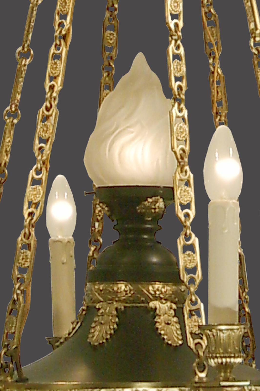 Pretty work, typical for the early 20th century, six flames, restored.
Suitable for the US.