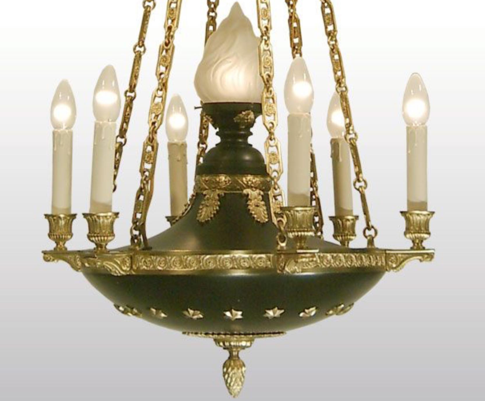 Pretty work, typical for the early 20th century, six flames, restored.
Suitable for the US.