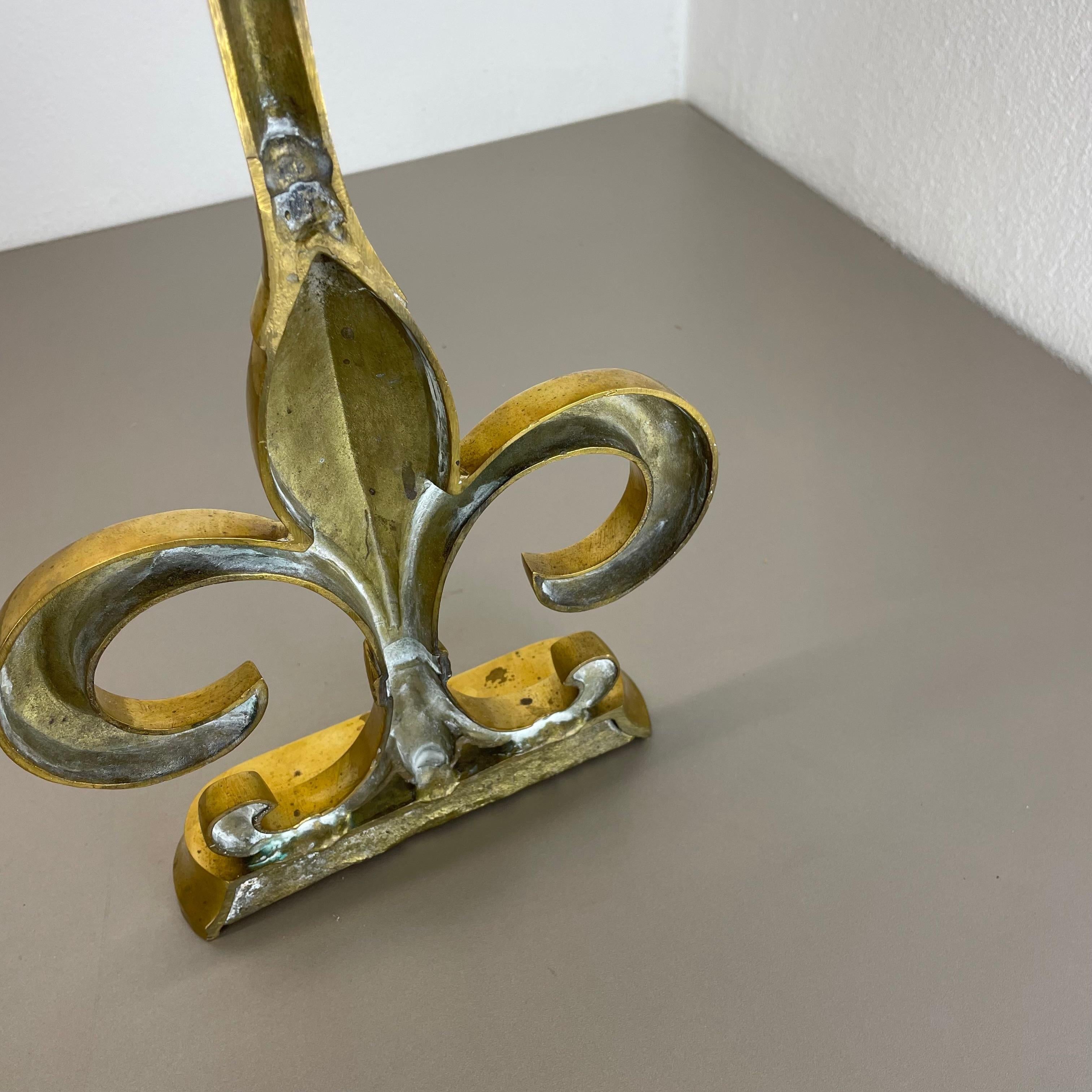 Original Hollywood Regency Brass „French Lily“ Door Stopper Object, France 1970s For Sale 15