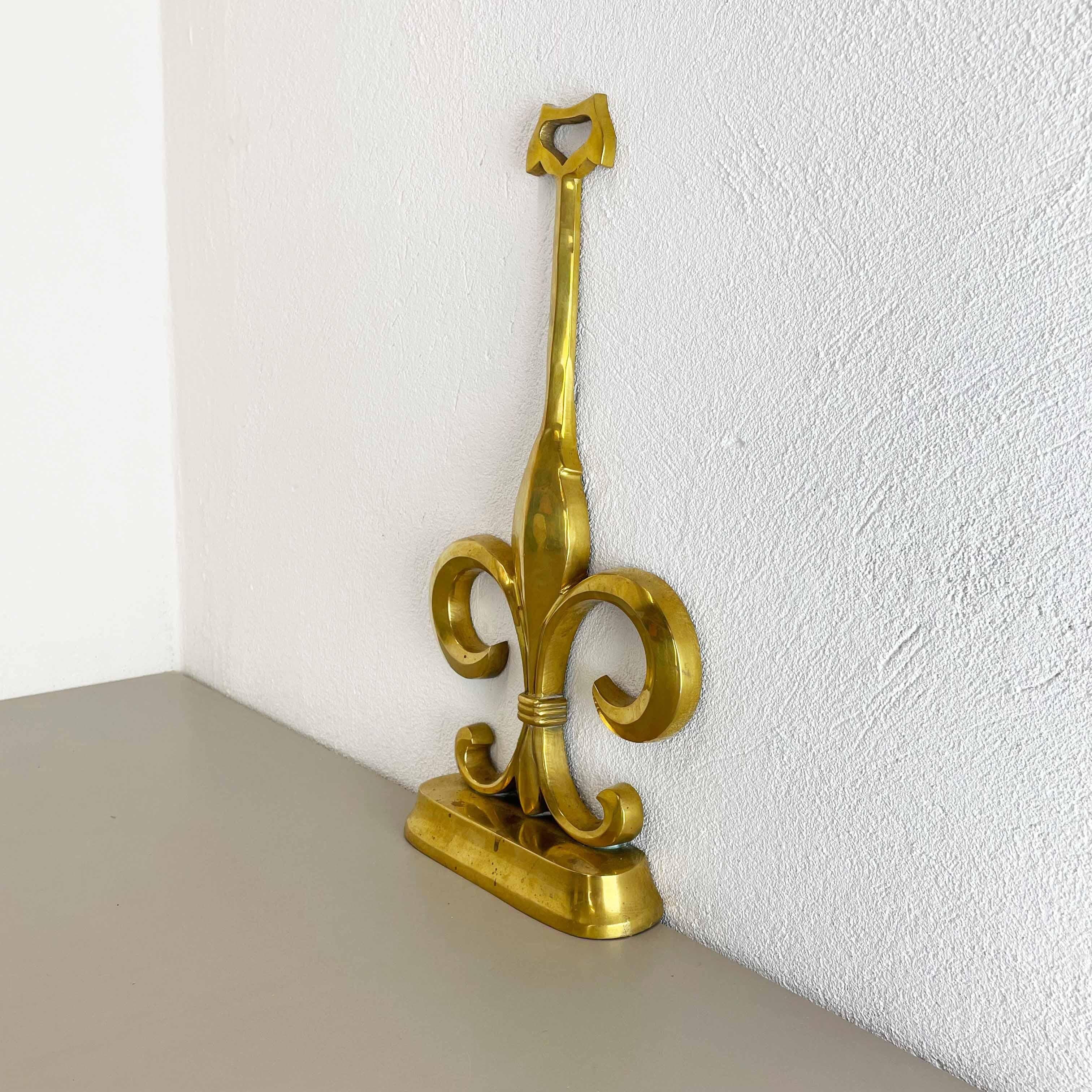 Article:

Door stopper Hollywood Regency.


Origin:

France


Age:

1970s


This original vintage Hollywood Regency door stopper element was produced in the 1970s in France. It is made of solid brass and has very nice forme of a