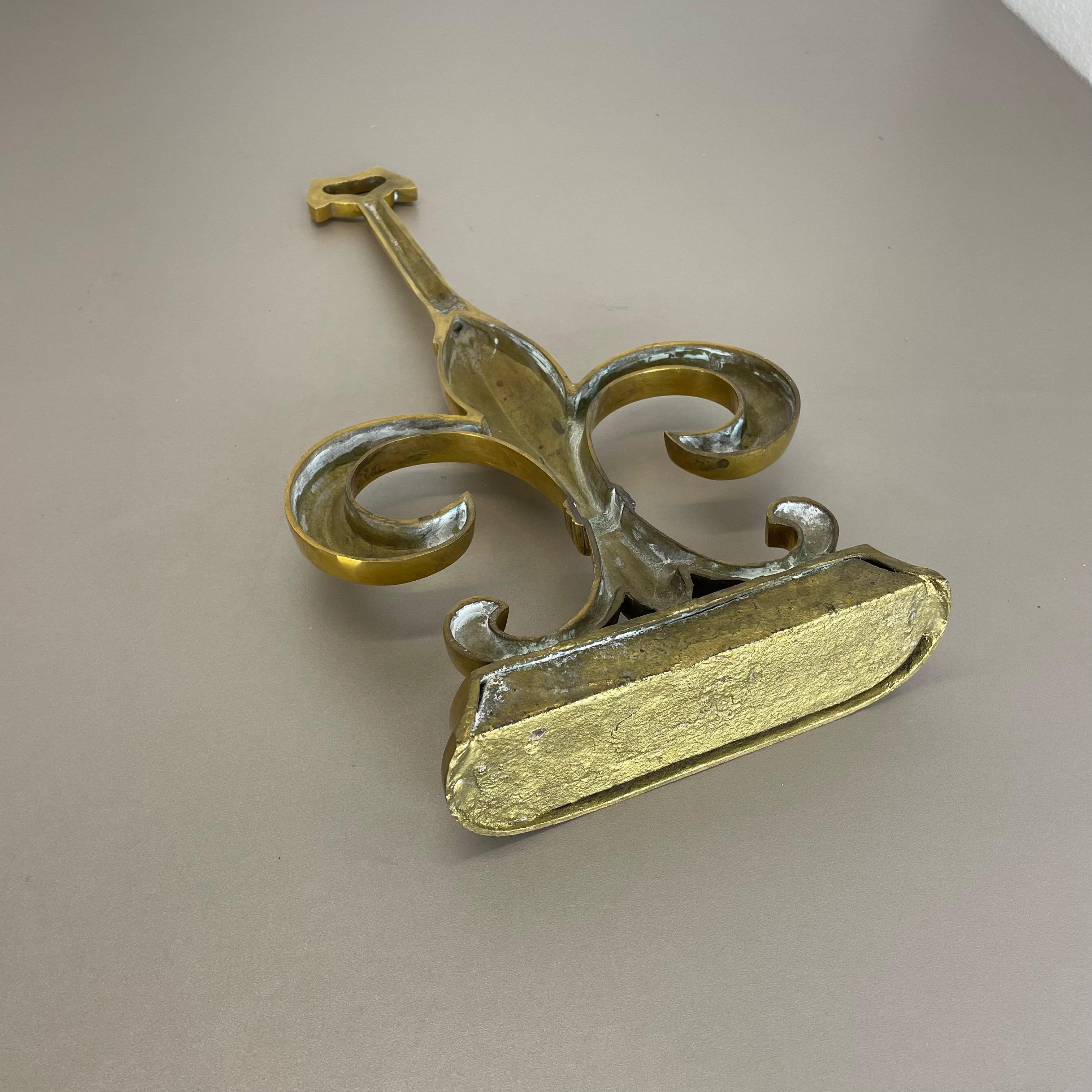 Original Hollywood Regency Brass „French Lily“ Door Stopper Object, France 1970s For Sale 16