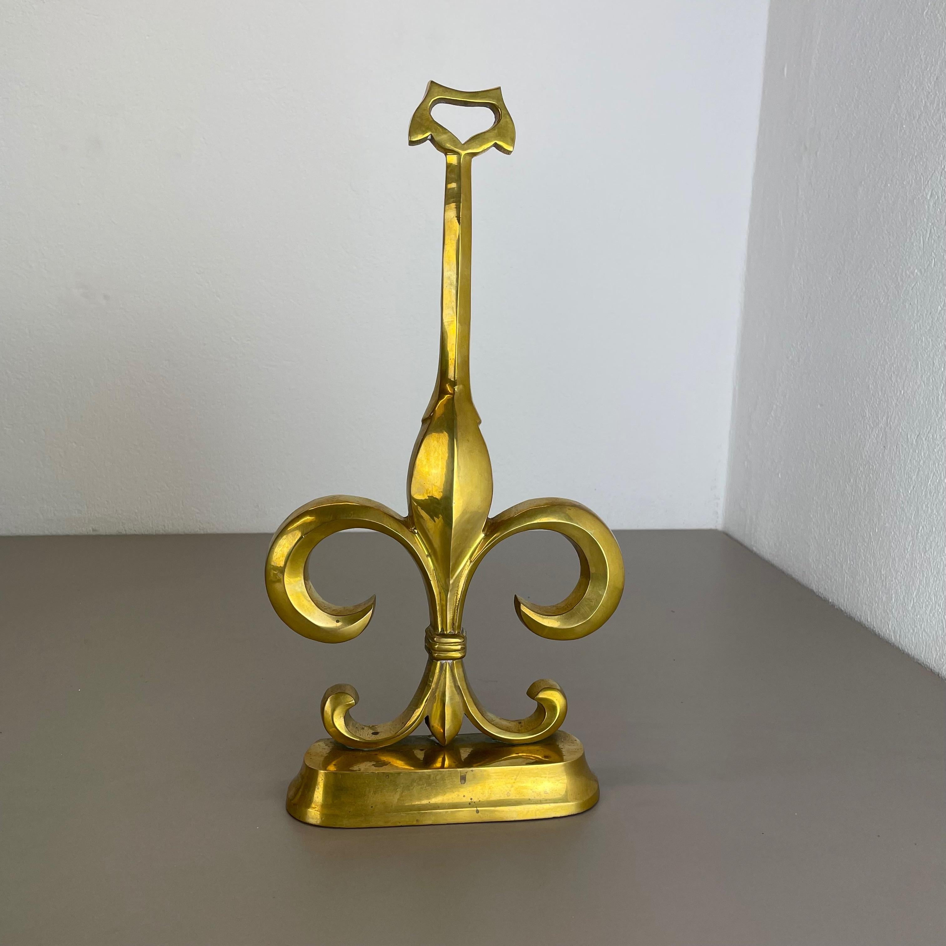 Original Hollywood Regency Brass „French Lily“ Door Stopper Object, France 1970s In Good Condition For Sale In Kirchlengern, DE