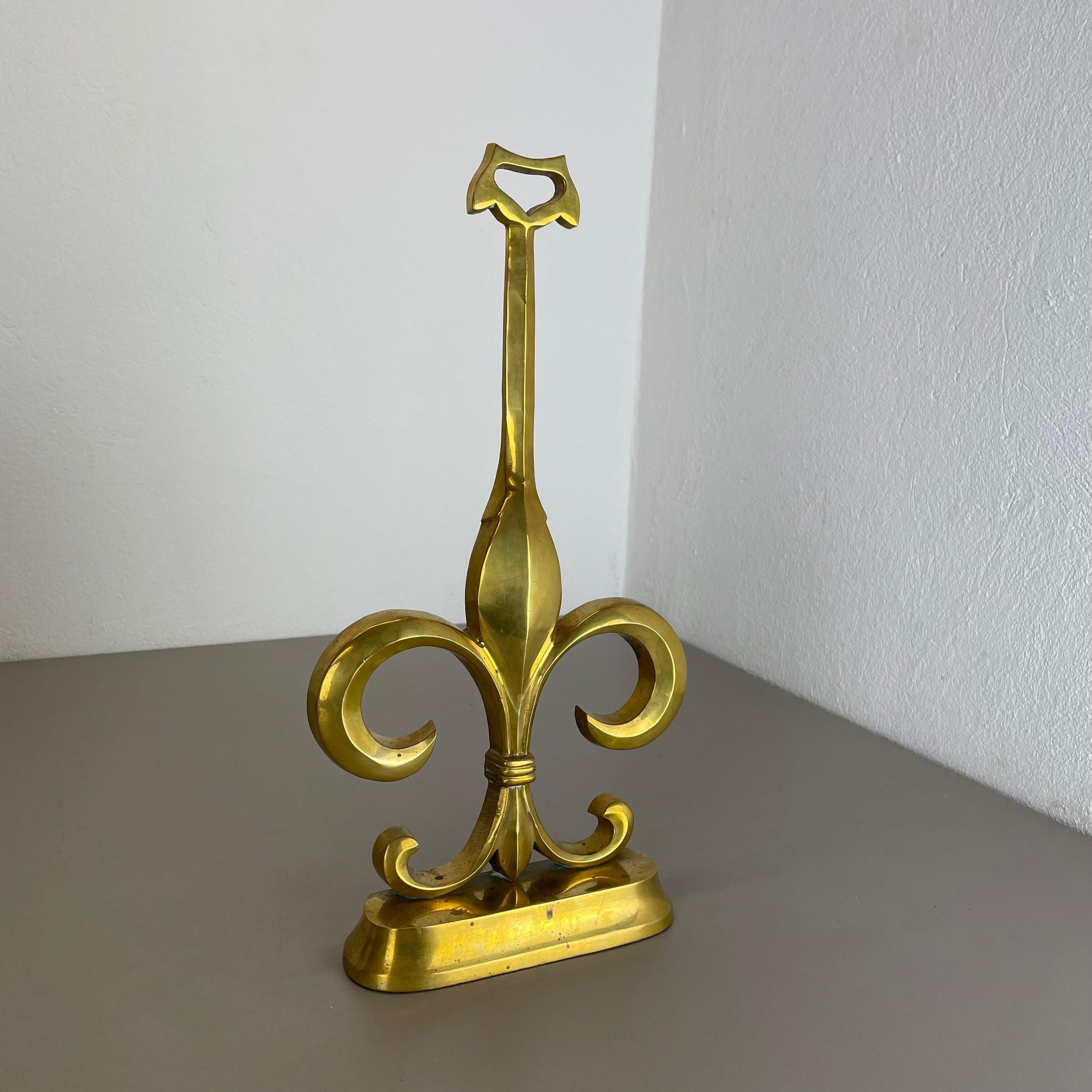 20th Century Original Hollywood Regency Brass „French Lily“ Door Stopper Object, France 1970s For Sale