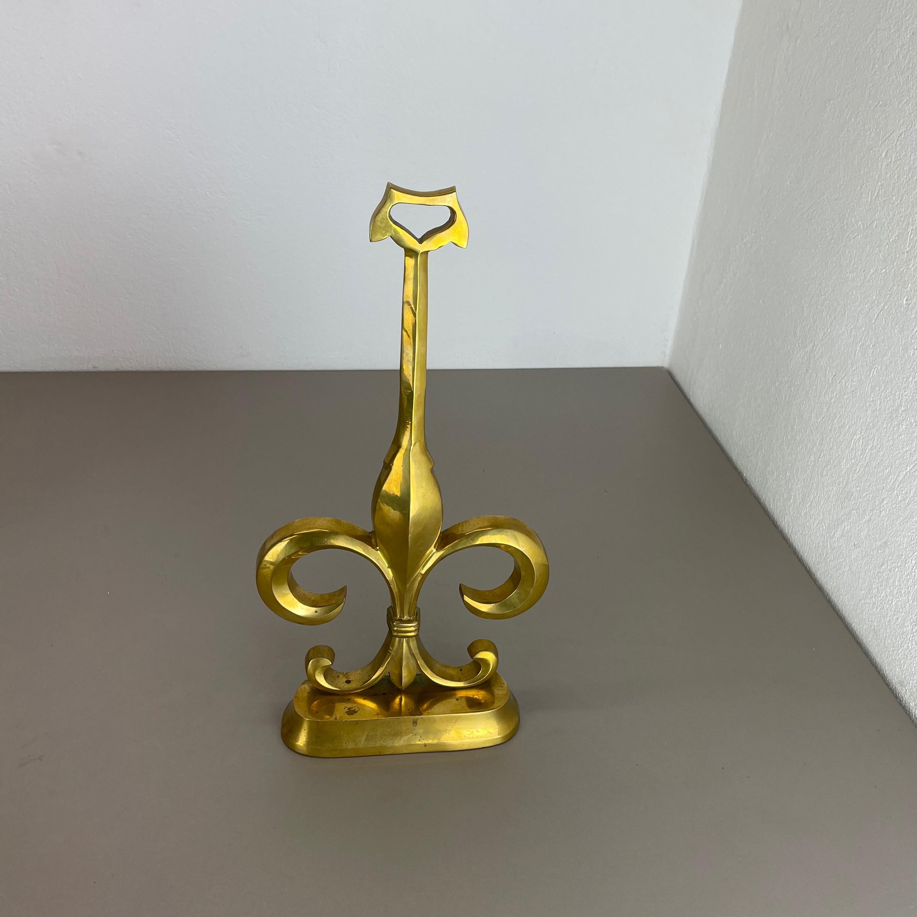 Original Hollywood Regency Brass „French Lily“ Door Stopper Object, France 1970s For Sale 1