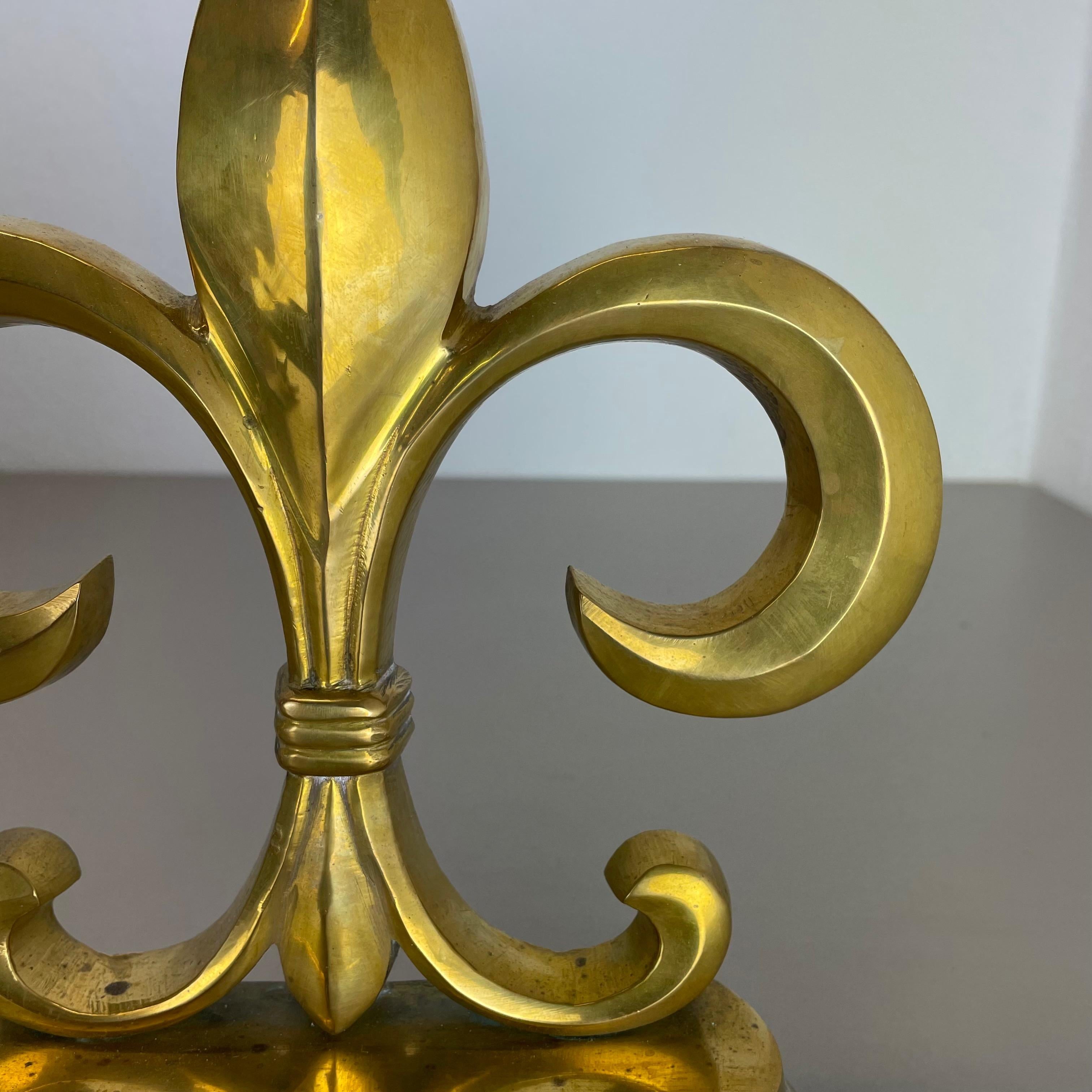 Original Hollywood Regency Brass „French Lily“ Door Stopper Object, France 1970s For Sale 4