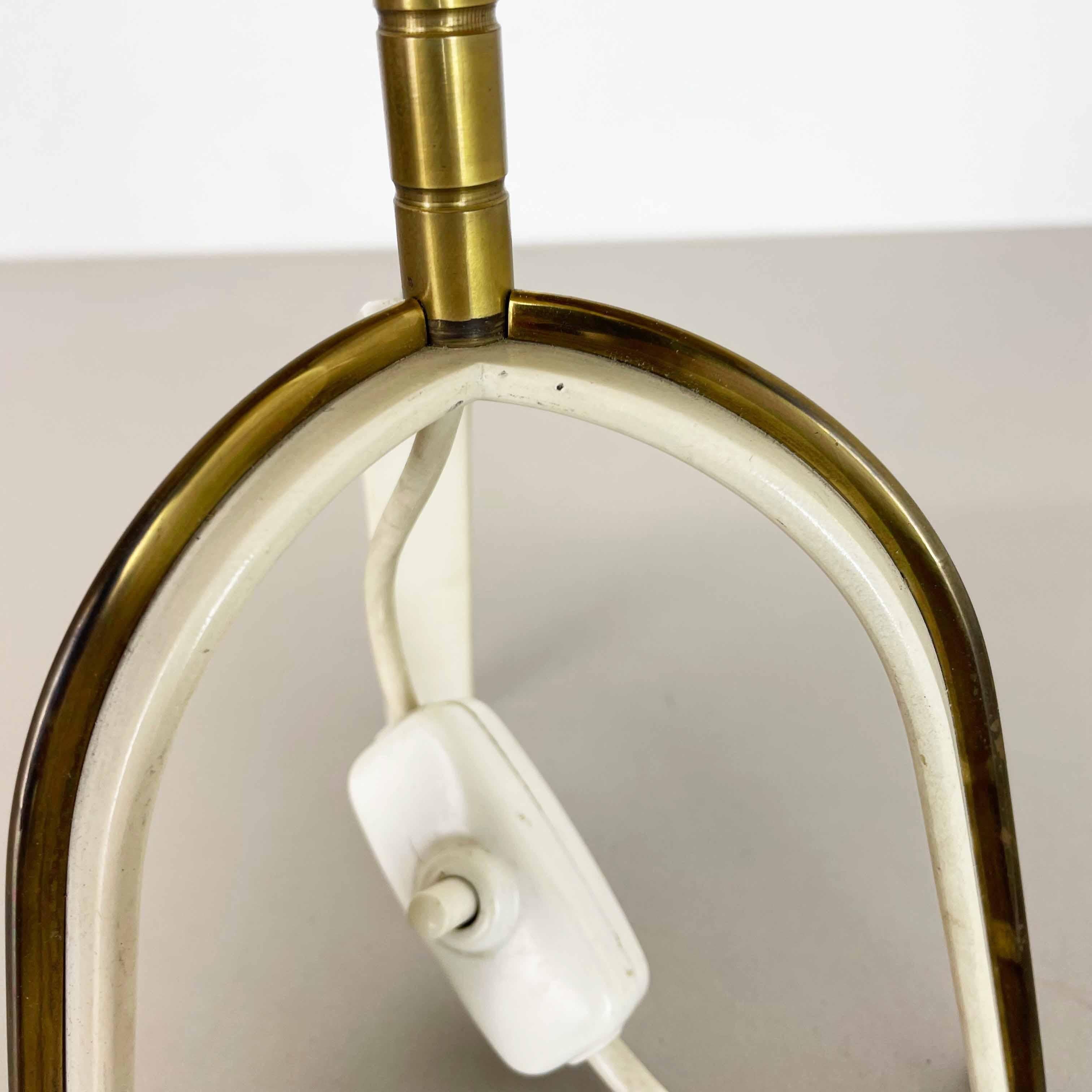 Original Hollywood Regency Kalmar Style Brass Tripod Table Light, Austria, 1950s In Good Condition For Sale In Kirchlengern, DE