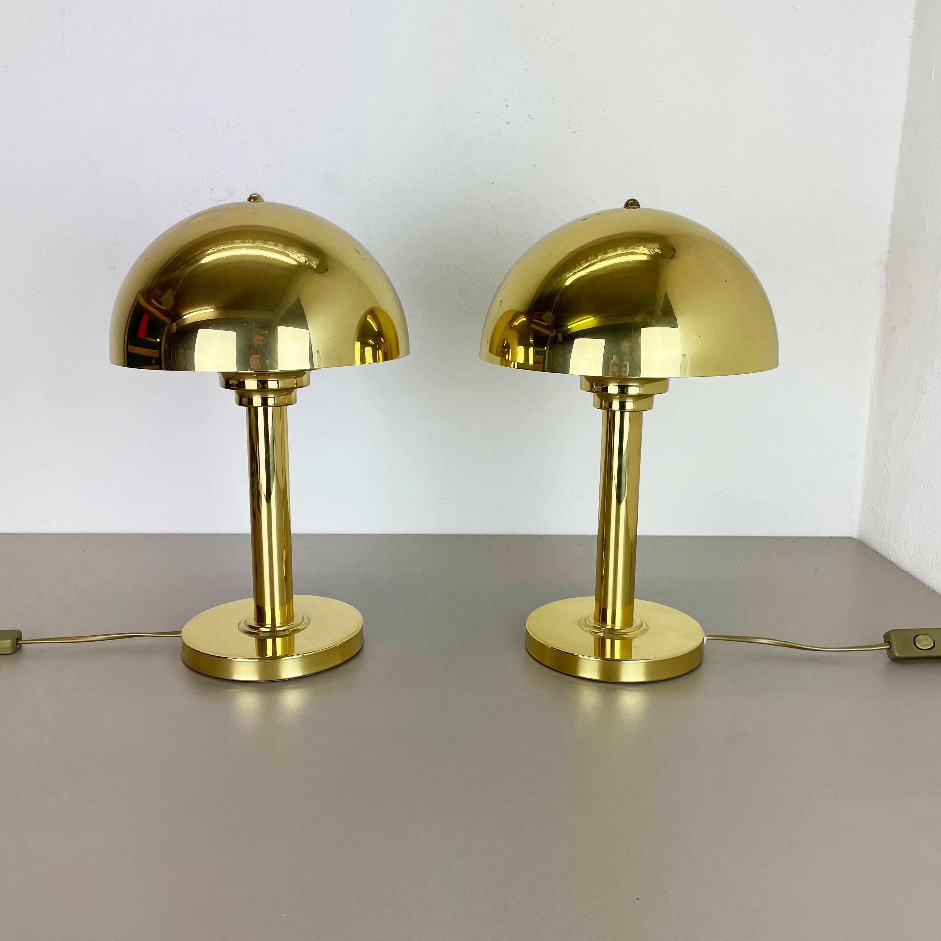 Article:

modernist brass table light set of 2


Origin:

Italy


Decade:

1980s





This original vintage light was designed and produced in the 1980s in Italy. The light is made of brass and has a mushroom fomed shade element which covers the