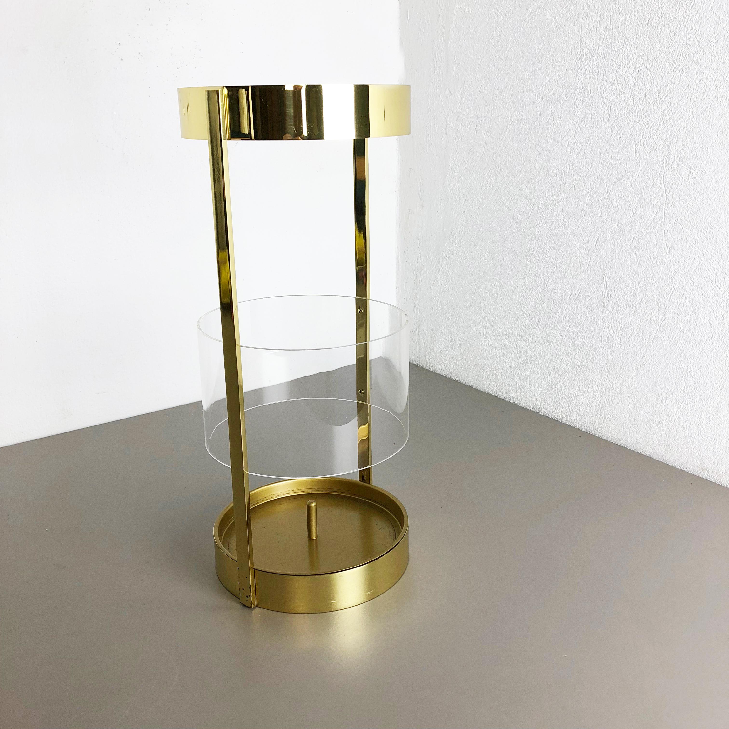 Article:

Umbrella stand Hollywood Regency.


Origin:

Italy


Age:

1970s


This original vintage Hollywood Regency umbrella stand was produced in the 1970s in Italy. It is made of solid brass and has very nice formed brass