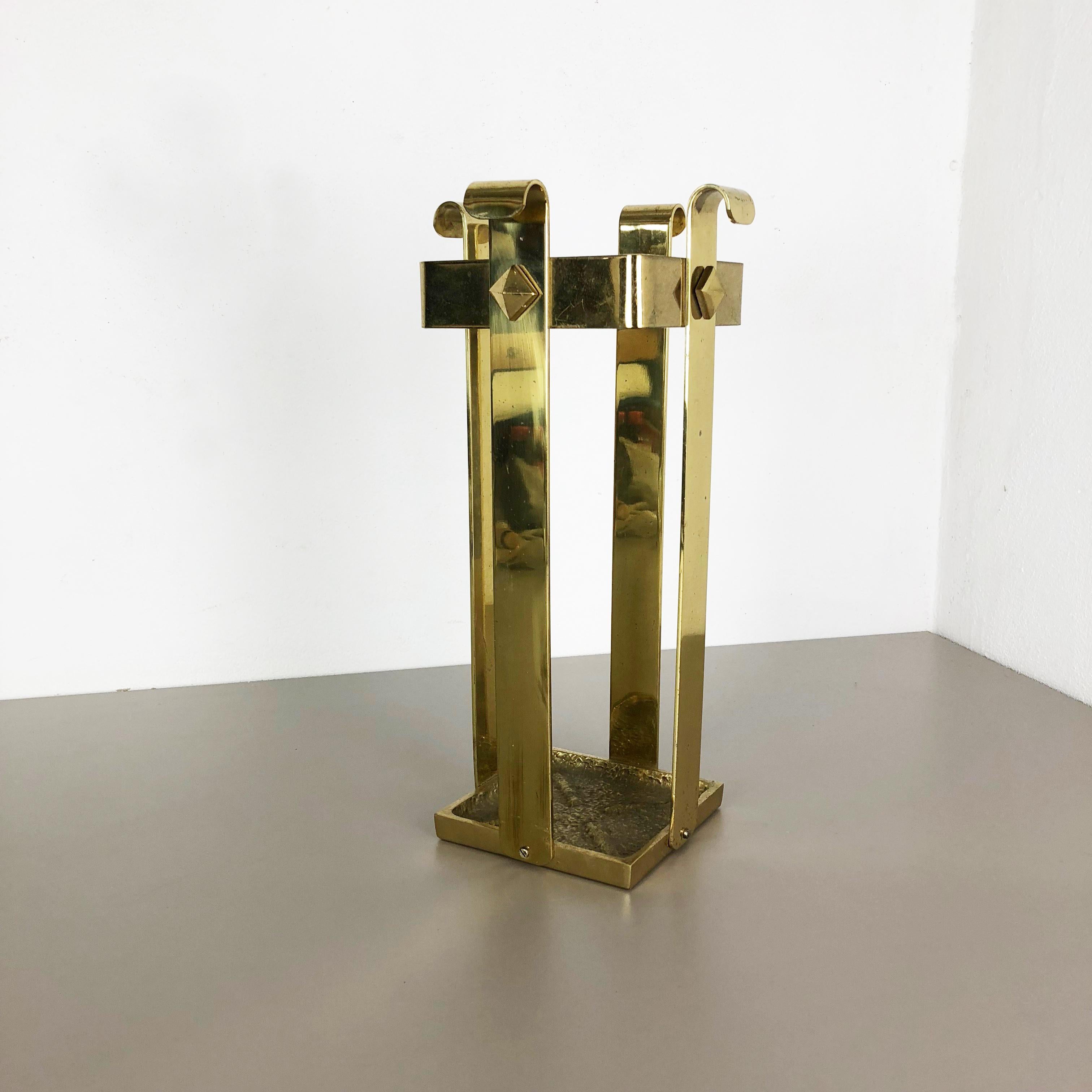 Article:

Umbrella stand Hollywood Regency.


Origin:

Italy


Age:

1970s


This original vintage Hollywood Regency umbrella stand was produced in the 1970s in Italy. It is made of solid brass and has very nice formed brass