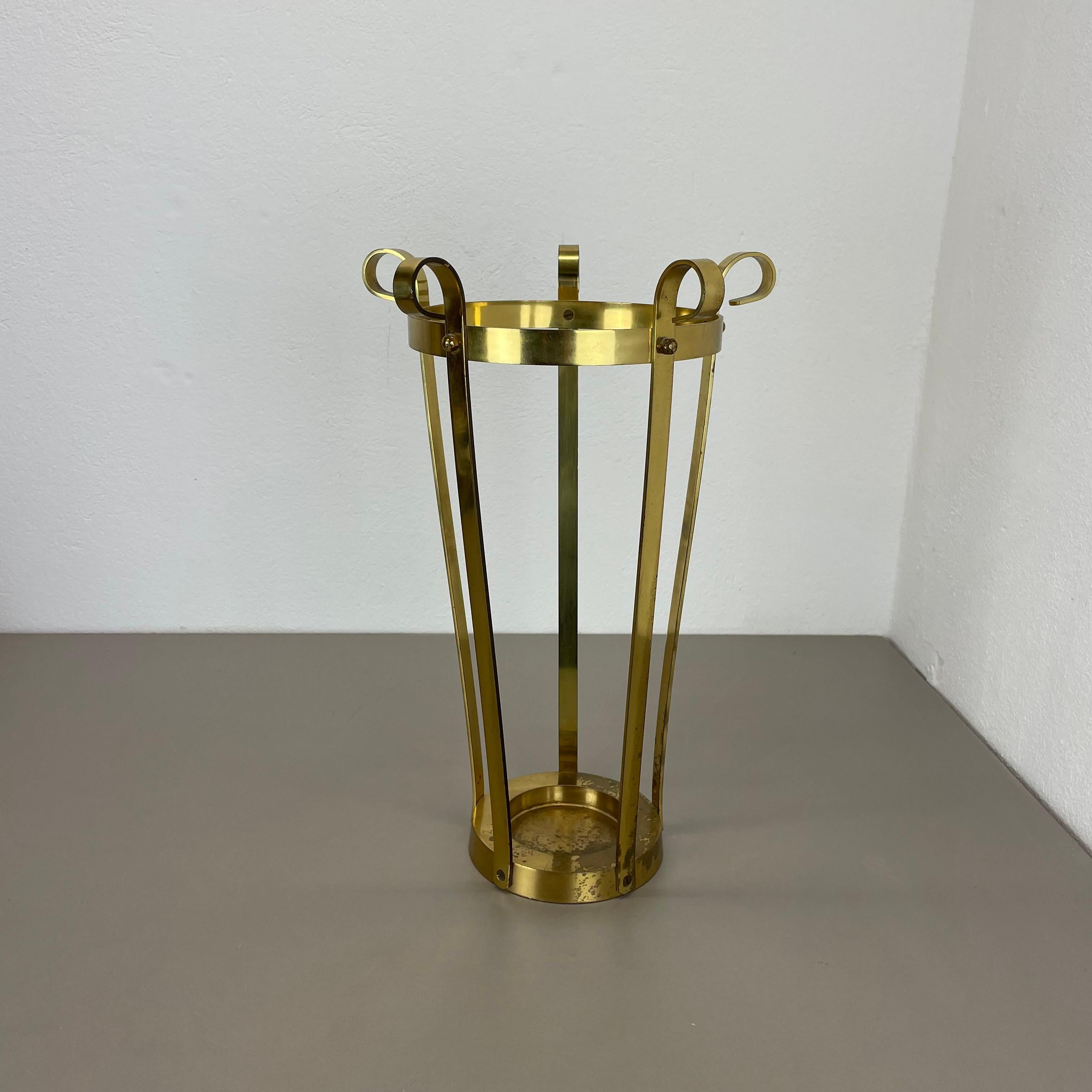 Articolo:

Portaombrelli Hollywood Regency.


Origine:

Italia


Età:

1970s


Questo originale portaombrelli vintage Hollywood Regency è stato prodotto negli anni '70 in Italia. È realizzato in ottone massiccio e presenta delle belle applicazioni