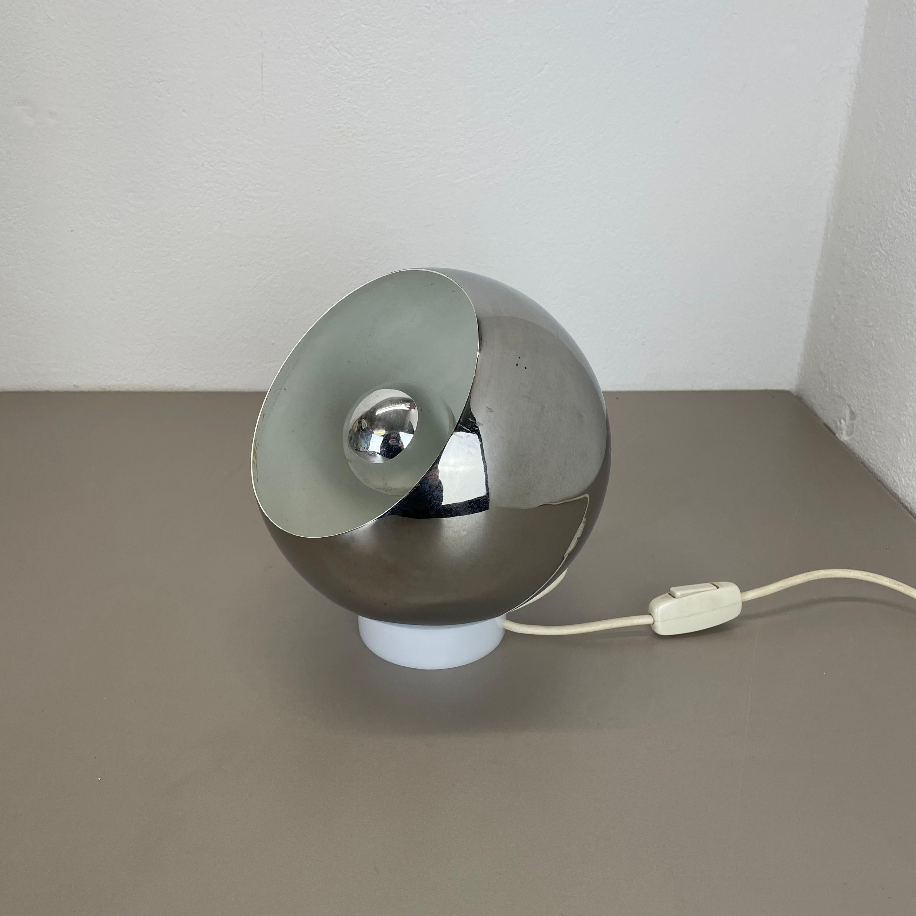 Articolo:

lampada da tavolo modernista a sfera 


Origine:

Italia


Decennio:

1970s



Questa originale lampada vintage è stata progettata e prodotta negli anni '1970 in Italia. La luce è realizzata in metallo con una simpatica forma a palla di