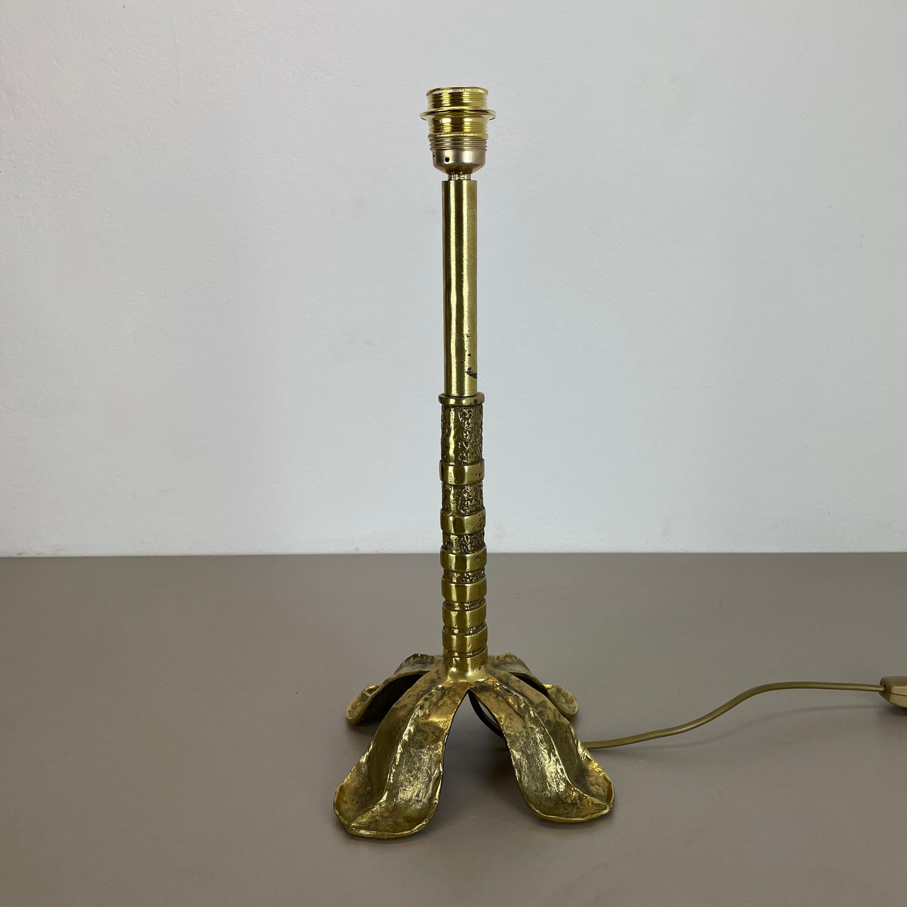 Original Hollywood Regency Style Floral Brutalist Brass Table Light, Italy 1970s For Sale 4