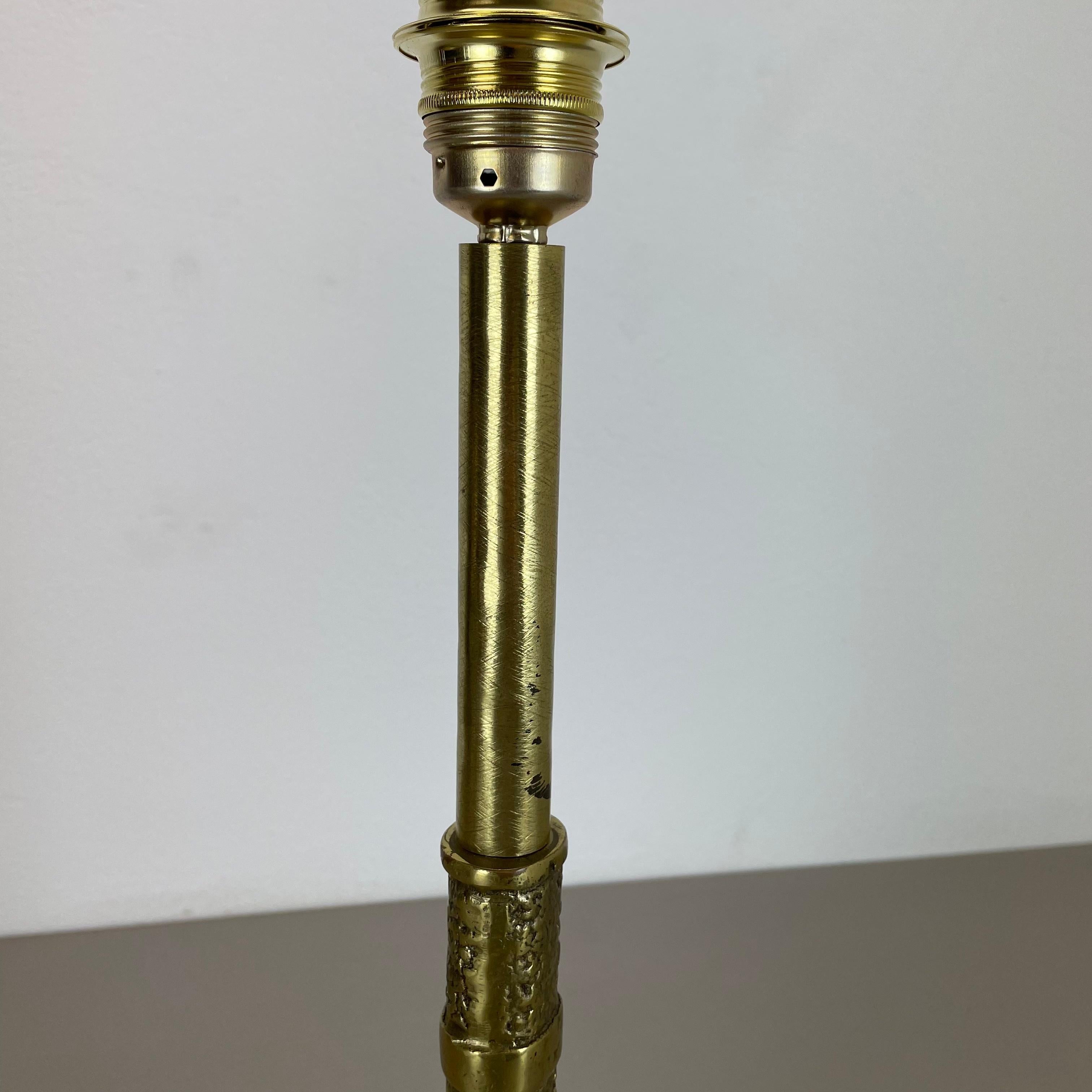Original Hollywood Regency Style Floral Brutalist Brass Table Light, Italy 1970s For Sale 5