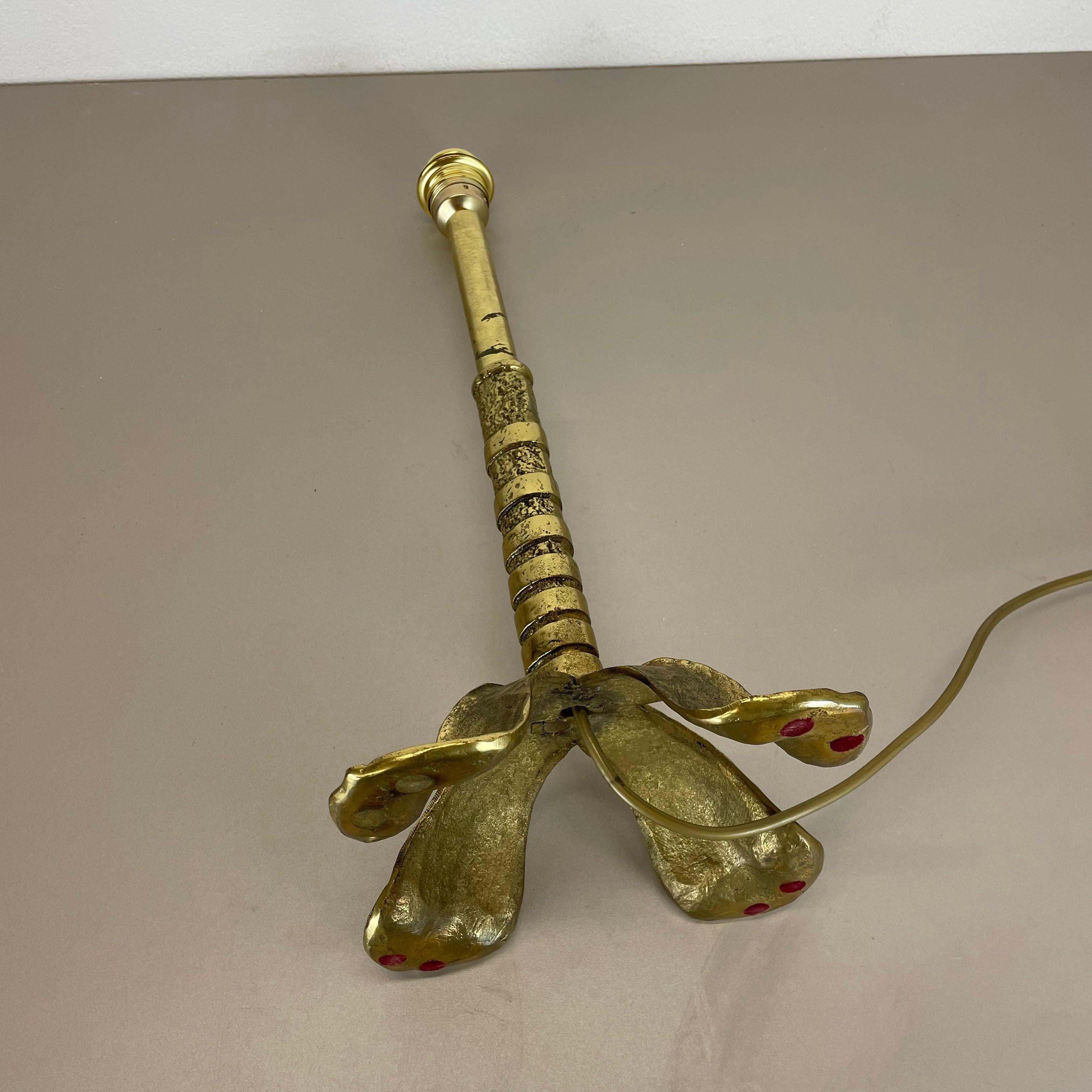 Original Hollywood Regency Style Floral Brutalist Brass Table Light, Italy 1970s For Sale 9