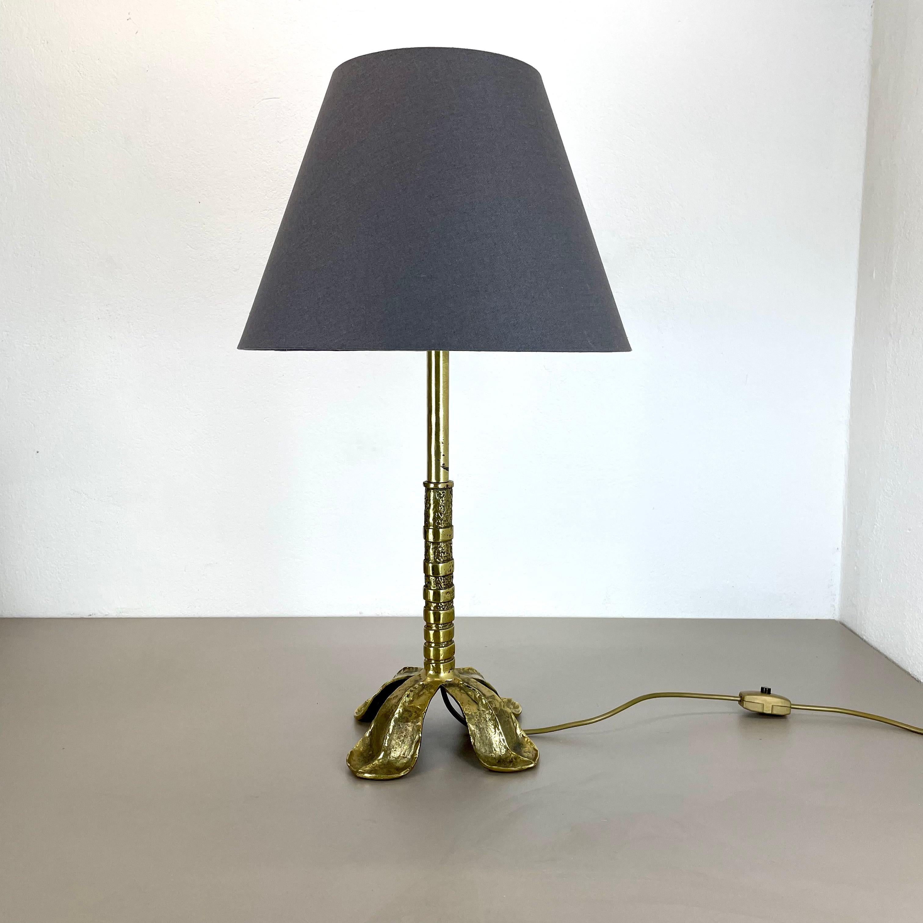 Article:

modernist brass table light base


Origin:

Italy


Decade:

1970s



This original vintage light was designed and produced in the 1970s in Italy. The light is made of brass and has a floral Brutalist shaped form. The light