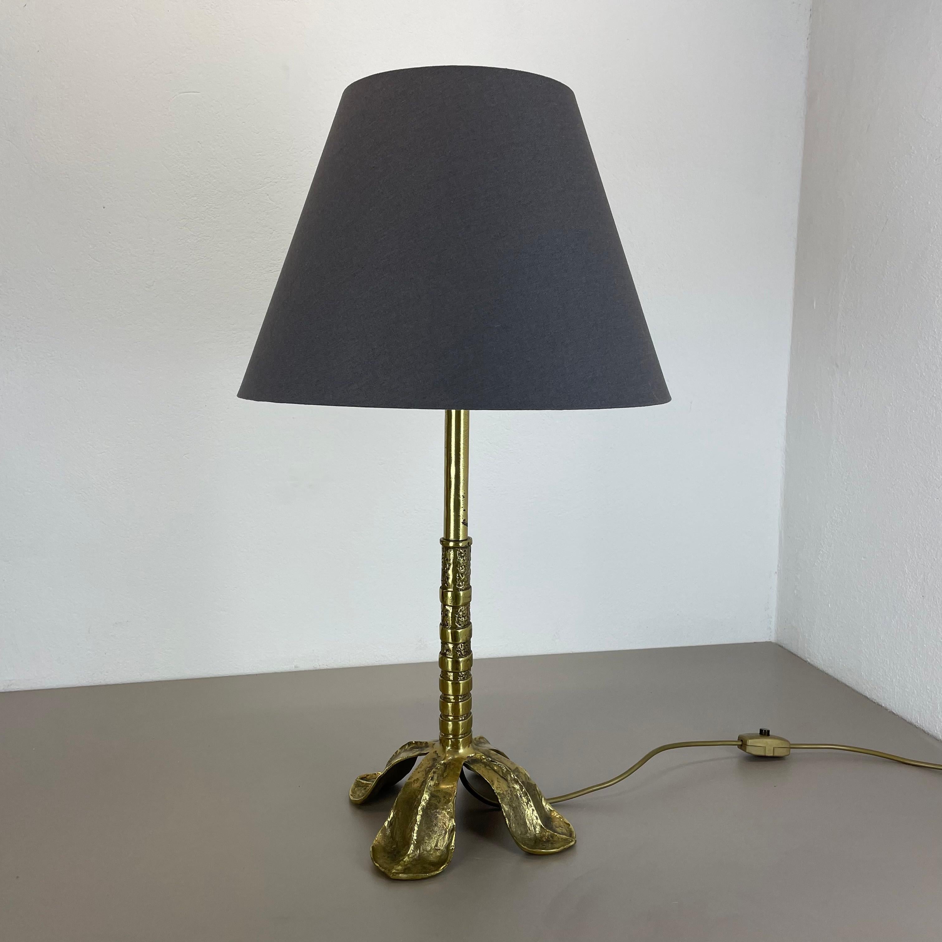 Mid-Century Modern Original Hollywood Regency Style Floral Brutalist Brass Table Light, Italy 1970s For Sale