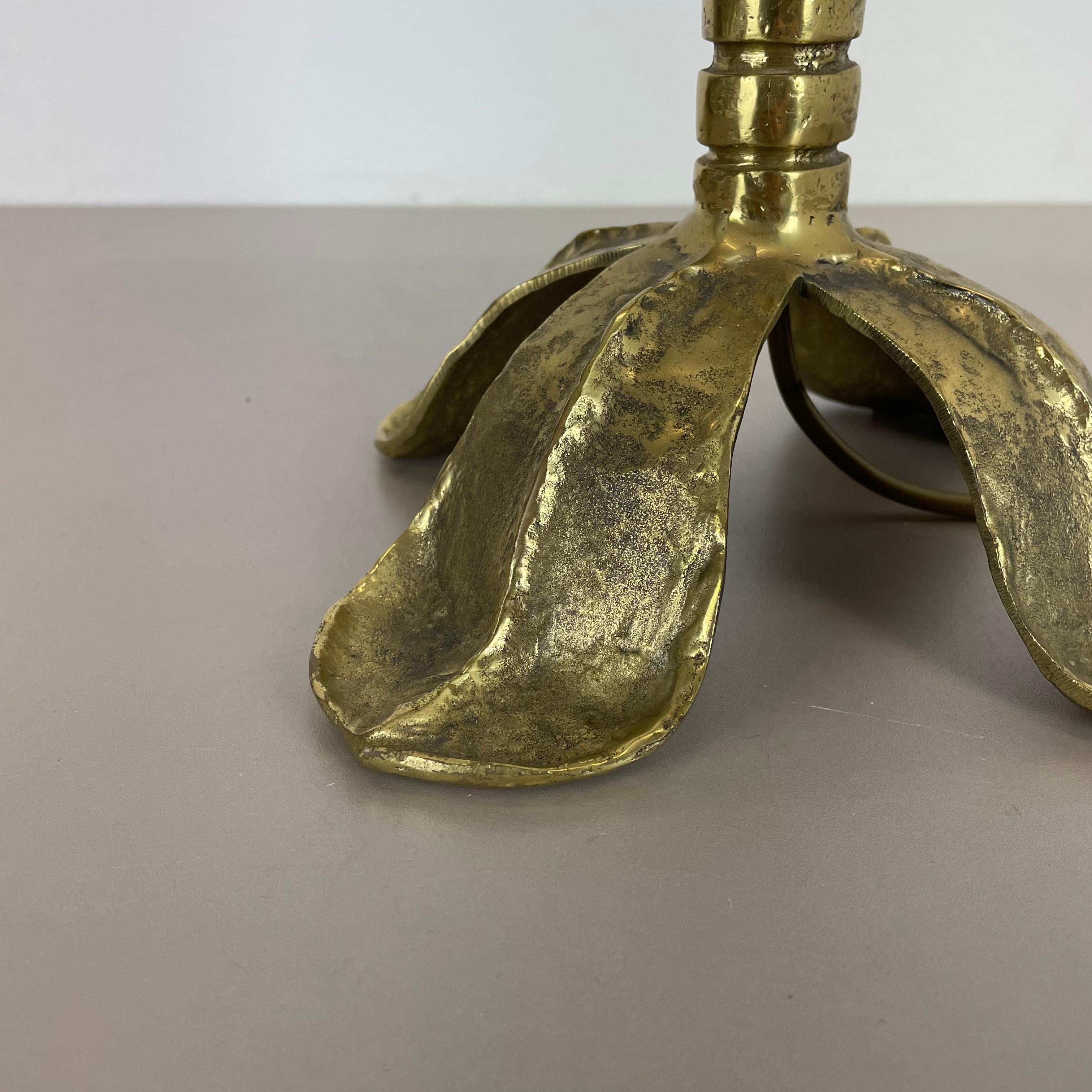 Italian Original Hollywood Regency Style Floral Brutalist Brass Table Light, Italy 1970s For Sale