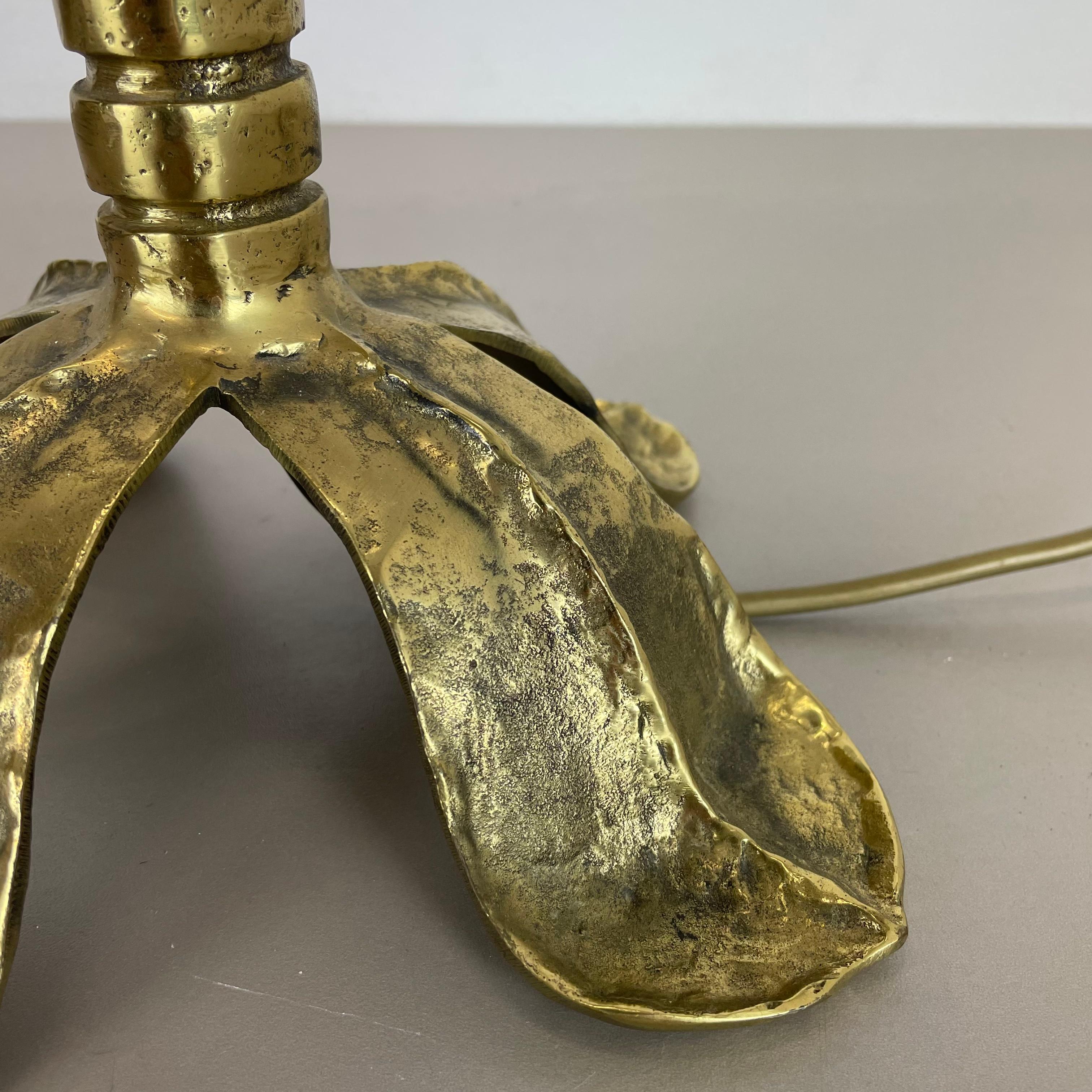 Original Hollywood Regency Style Floral Brutalist Brass Table Light, Italy 1970s In Good Condition For Sale In Kirchlengern, DE