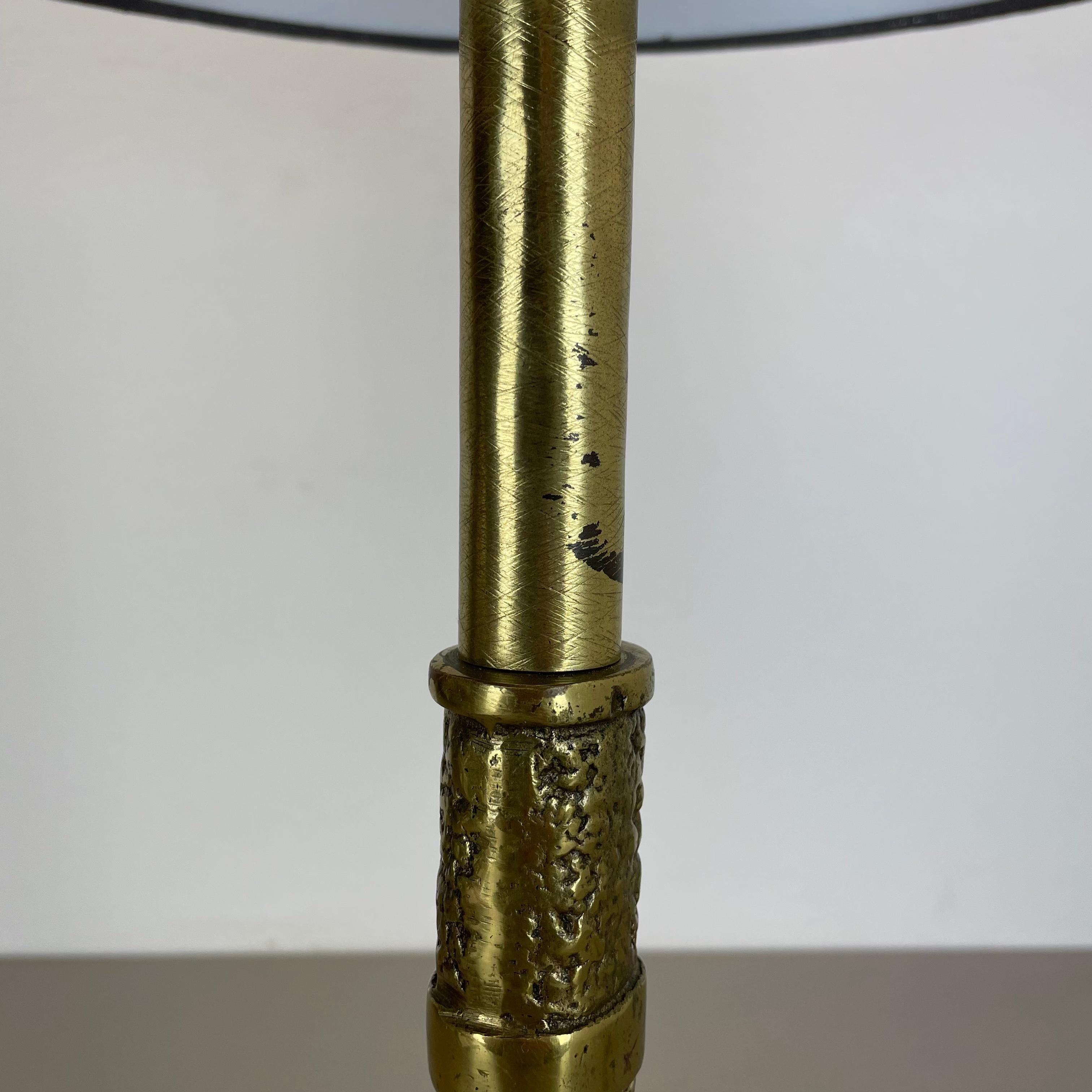 Metal Original Hollywood Regency Style Floral Brutalist Brass Table Light, Italy 1970s For Sale