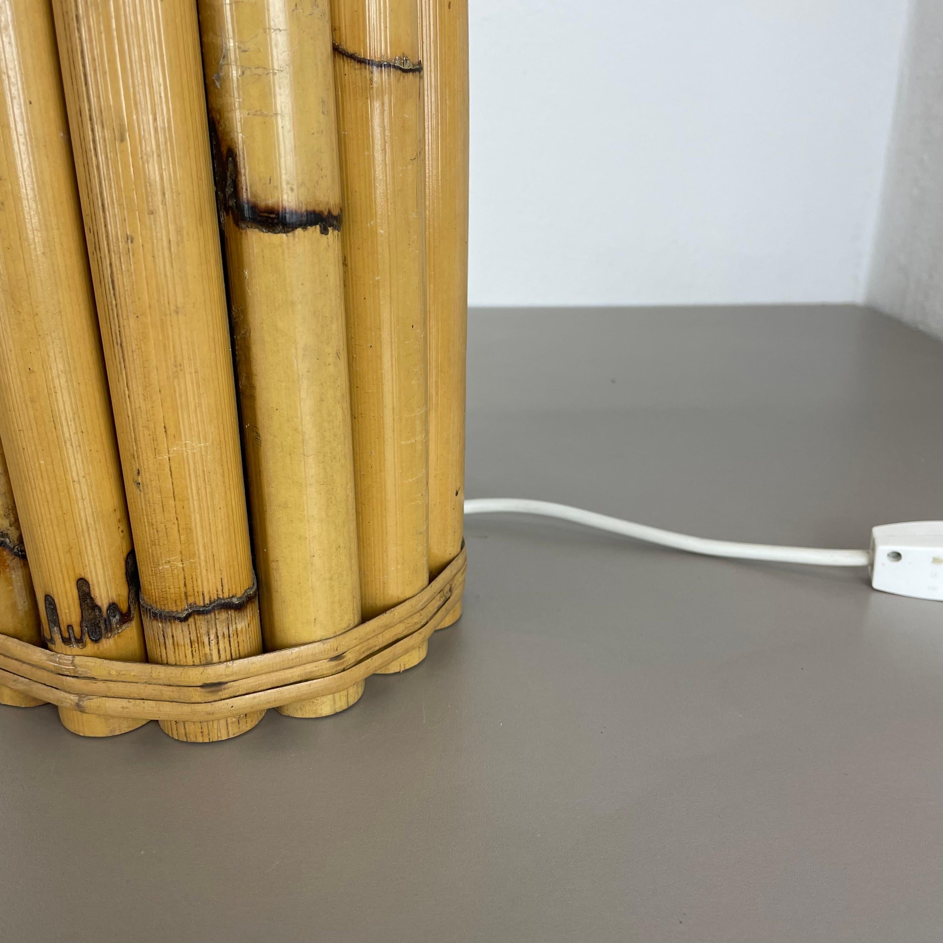 Lámpara de mesa original de bambú Hollywood Regency Tiki, Italia, años 70 Metal en venta