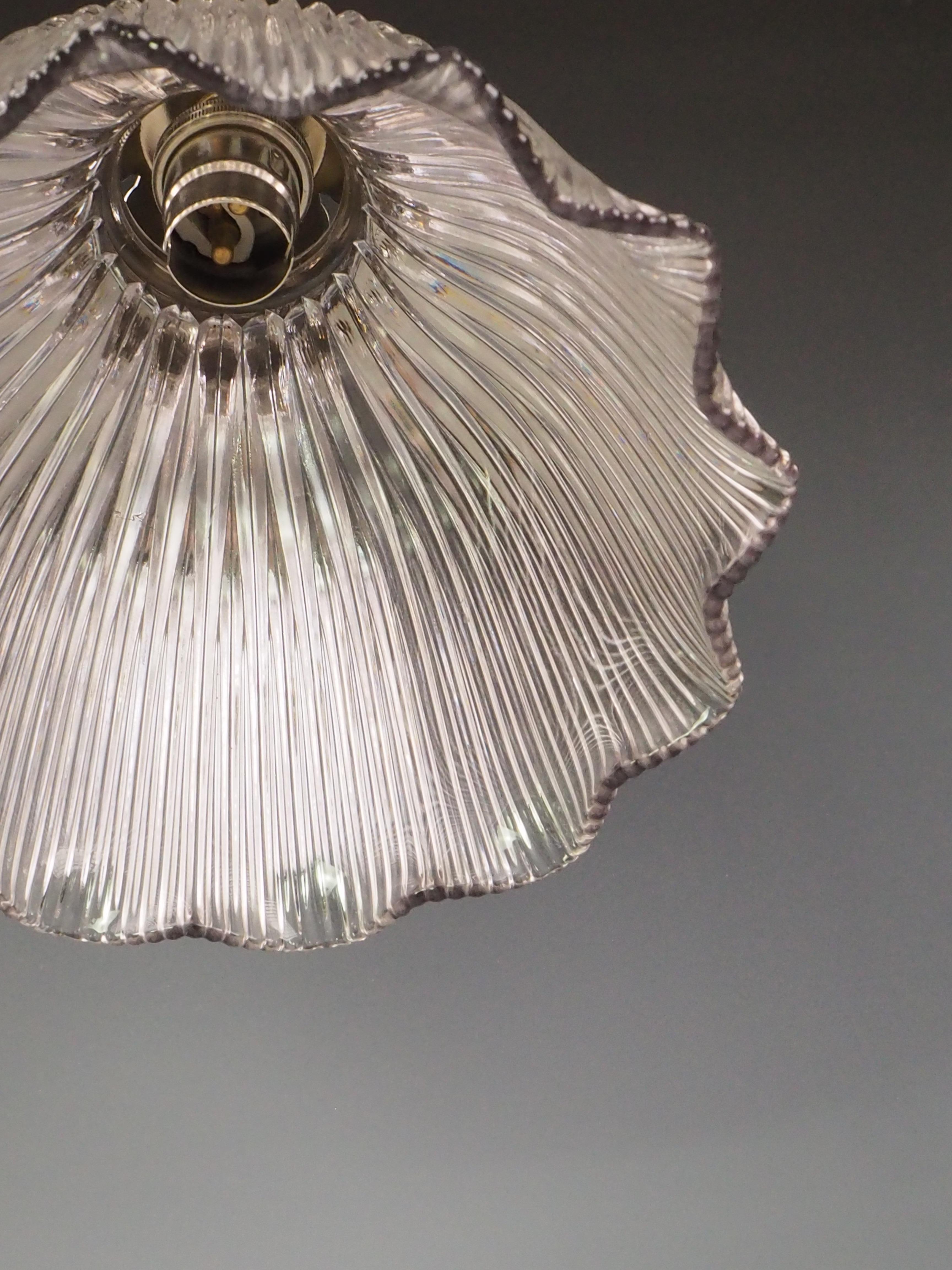 Plafonnier suspendu original en Holophane - Abat-jour en verre industriel vintage en vente 6