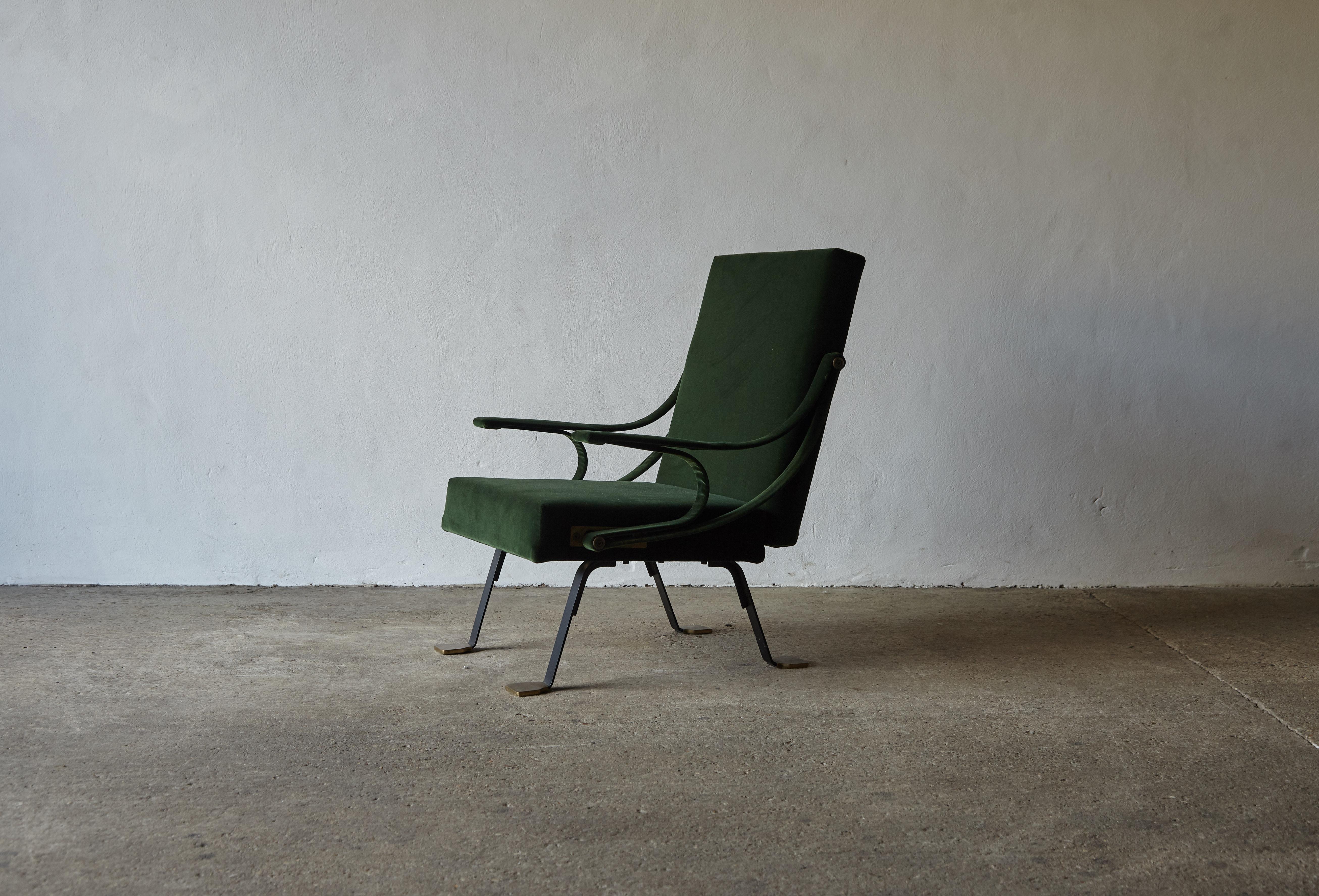 Ein seltener originaler Ignazio Gardella Reclining Digamma Stuhl, entworfen in den späten 1950er Jahren und produziert von Gavina, Italien in den 1960er Jahren. Neu gepolstert mit grünem Samt, Metallgestell im Originalzustand mit patinierten