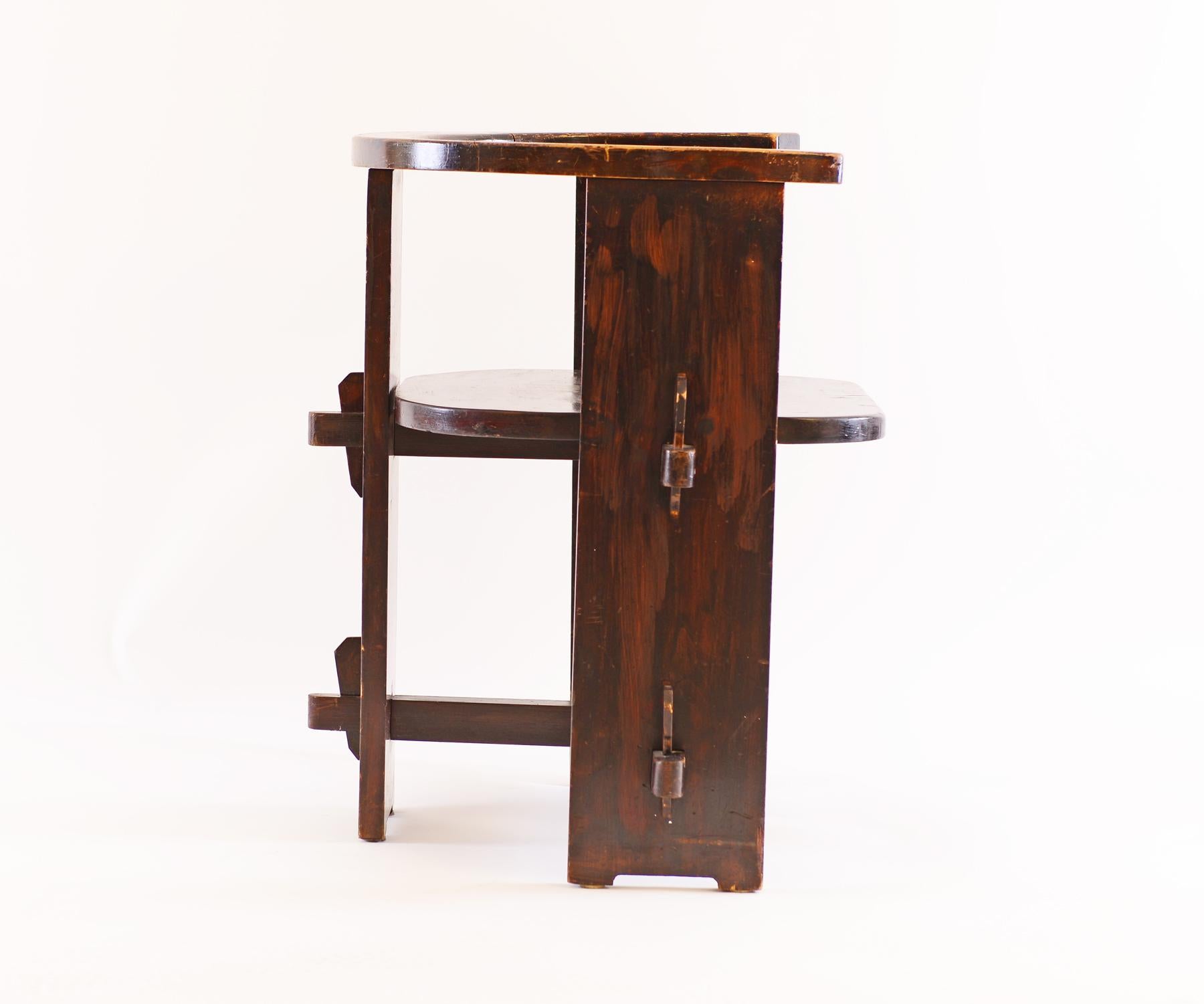 Sehr seltener Stuhl aus dem frühen 20. Jahrhundert, Schule Josef Hoffmann, stark beeinflusst von der Arts and Crafts Bewegung, Buchenholz gebeizt und lackiert - Original.
 