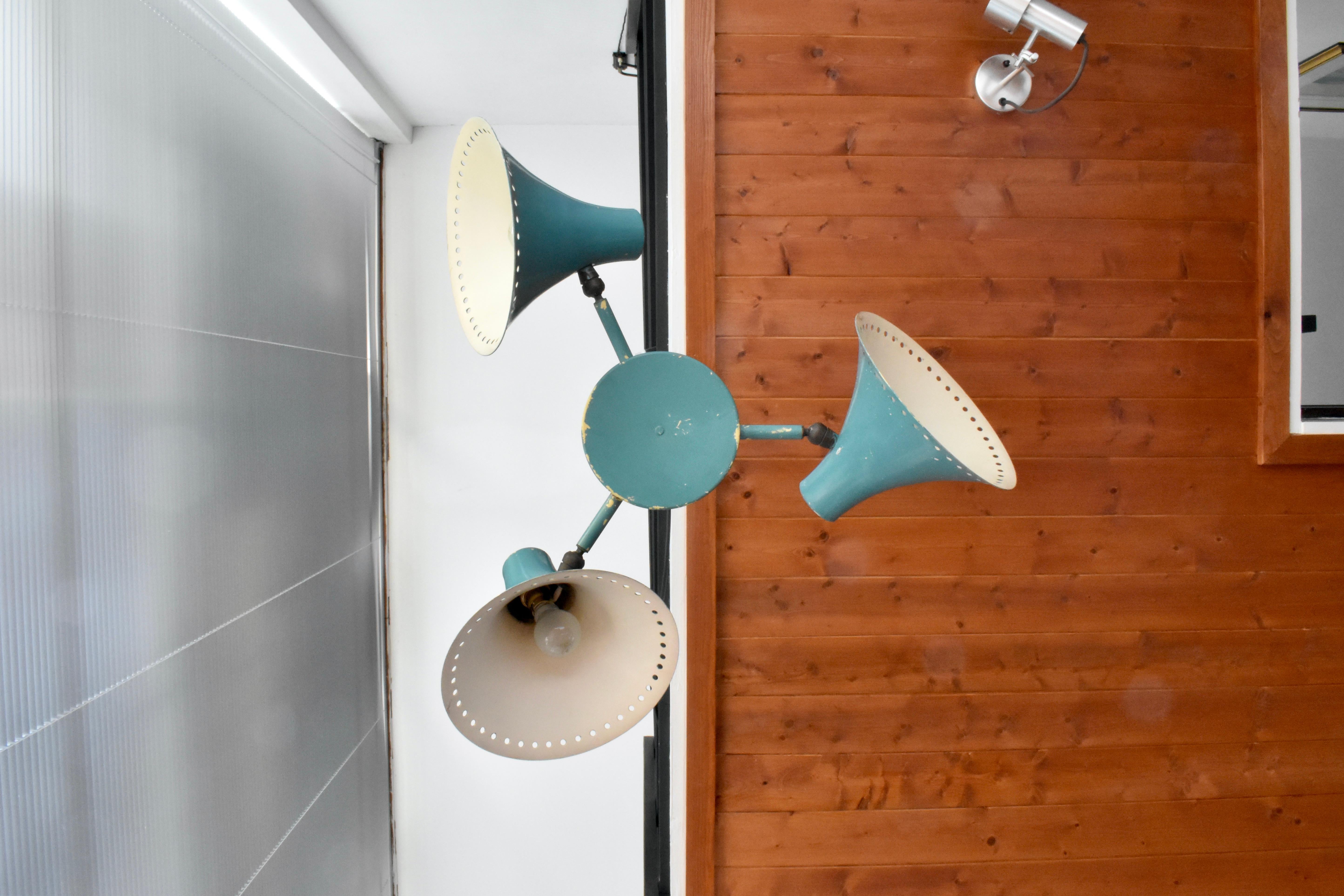 	

Original factory lamp salvaged from Queensbury Signs, a 1930’s factory in Acton, West London.  The previous owner of the lamp took it from the factory in 1967 whilst it was being refitted and had stored it ever since.

Featuring three very