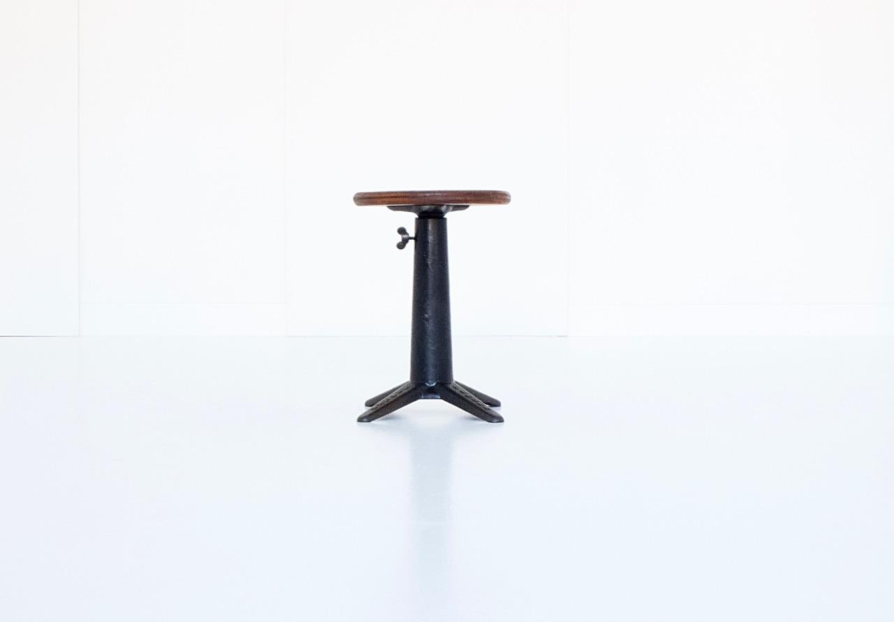 Very rare workshop stool of the sewing machine company Singer. Carefully and professionally restored. Height adjustable from 43.5 to 63 cm. Perfect as stool or small side table.