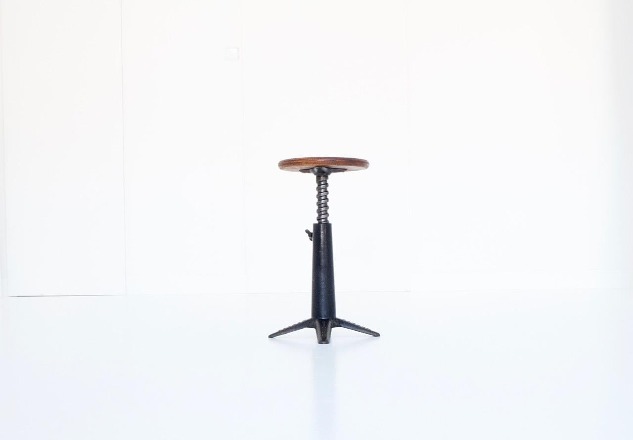 Original Industrial Singer Stool, Height Adjustable, circa 1930 In Good Condition In Munster, NRW