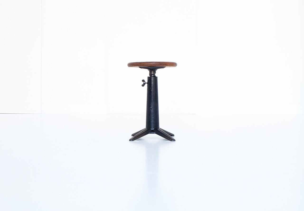 Original Industrial Singer Stool, Height Adjustable, circa 1930 2
