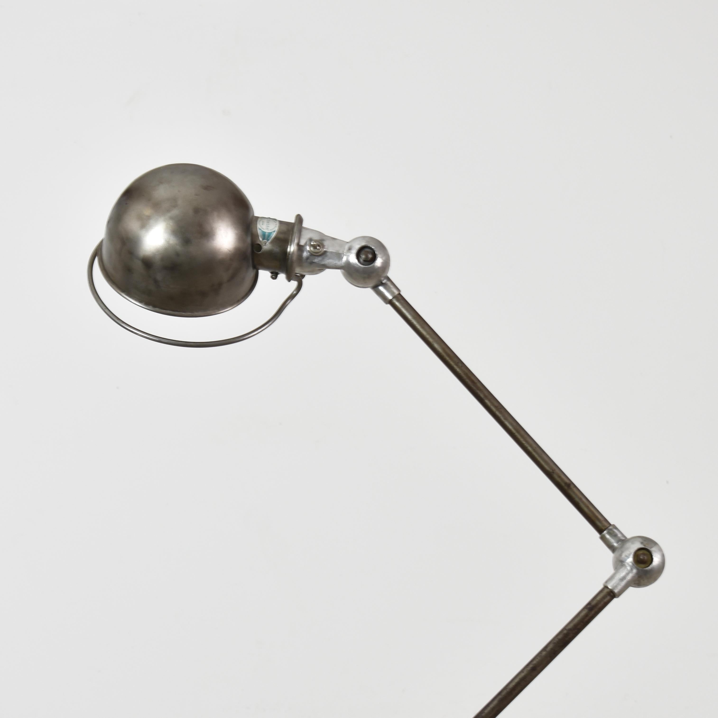 Lampadaire articulé à 4 bras Vintage Jielde - A

Une lampe industrielle vraiment polyvalente conçue par Jean-Louis Domecq - Le nom 