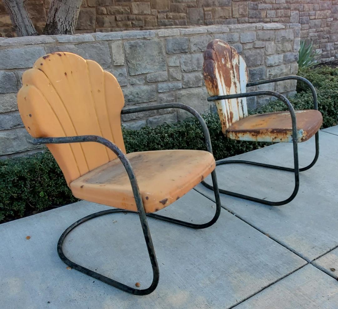 1940er Original Eisen Muschelschale Rücken Patio Rasen Stühle Mid Century Modern.
Diese Stühle sind in ausgezeichnetem Vintage By Zustand.
 Es ist in Original-Zustand gefunden und hat in meinem Hinterhof für mehr als 35 Jahren gewesen. 
Ich habe