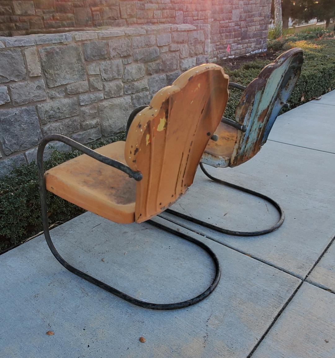 Original Iron Shellback Clamshell Lawn & Patio Chairs Mid Century Modern 1940s In Good Condition For Sale In Monrovia, CA